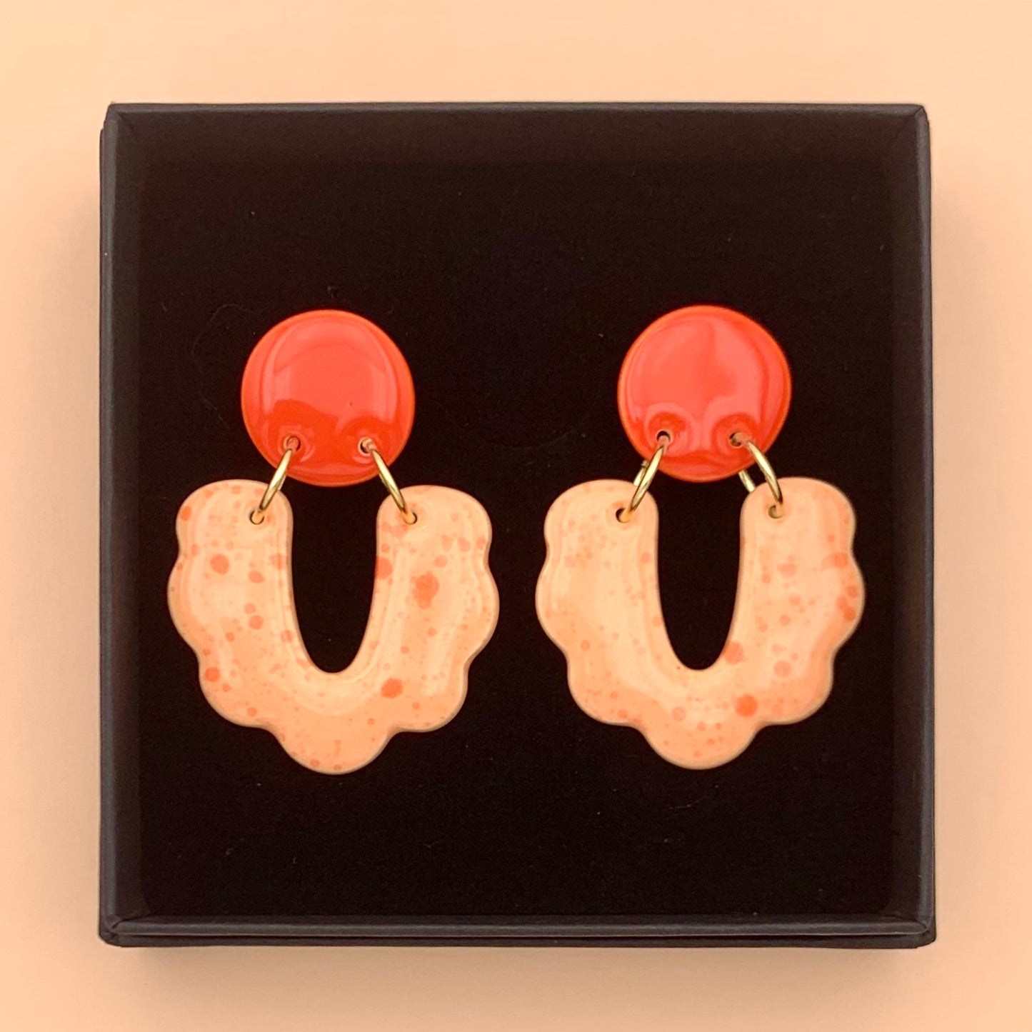 Boucles d'oreilles mouchetées U festonné, rouge orangé et abricot