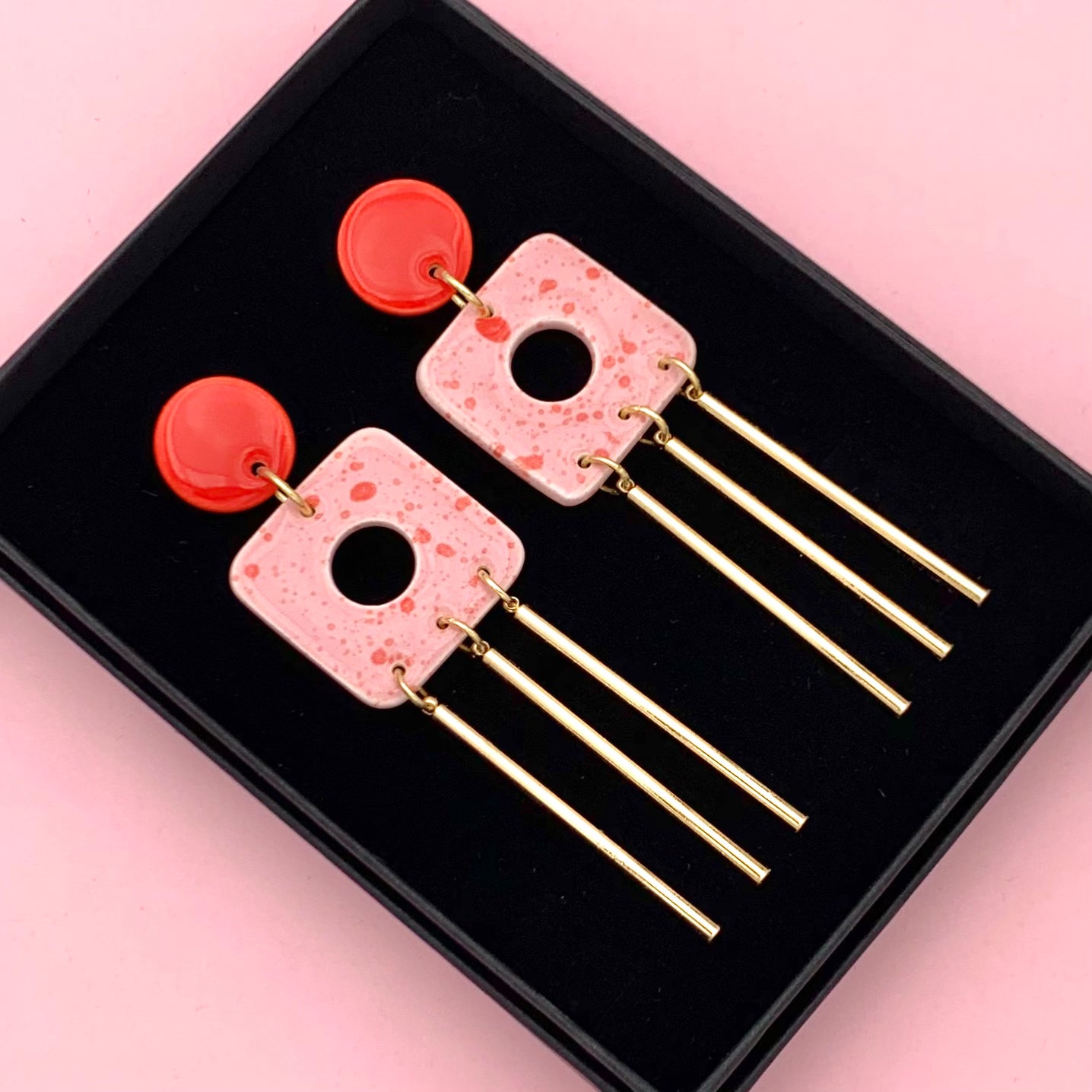Boucles d'oreilles mouchetées à pampilles, rouge et rose pâle