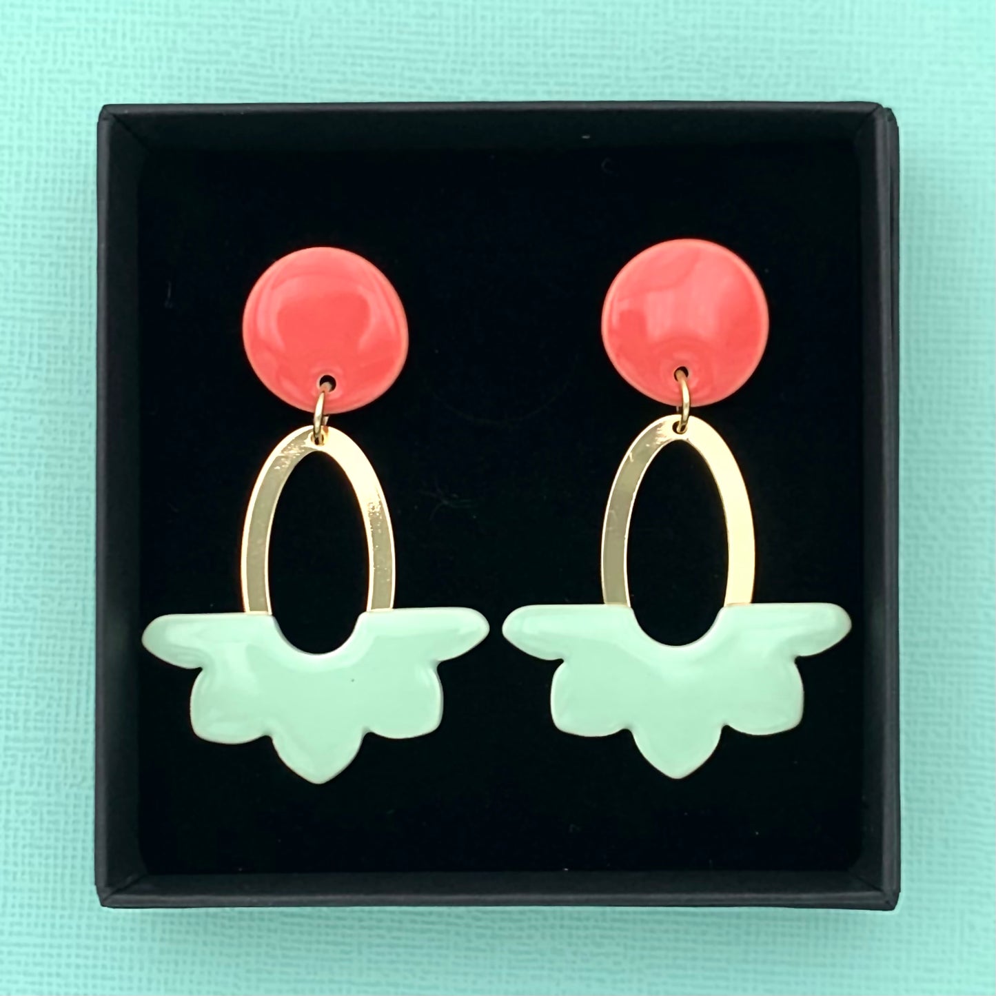 Boucles Dahlia, rose corail et menthe pastel