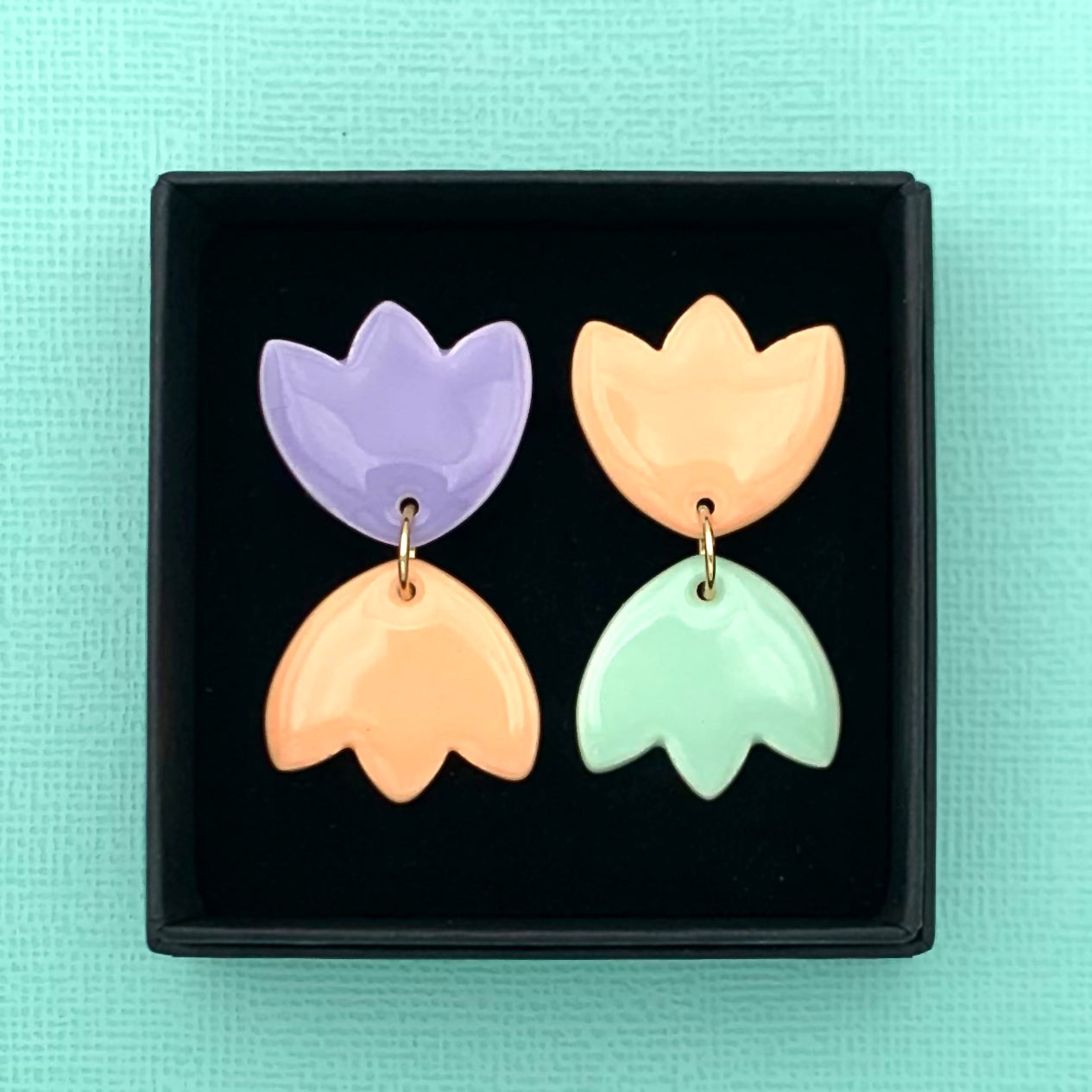 Boucles Fleurs dépareillées, lavande, abricot et menthe pastel