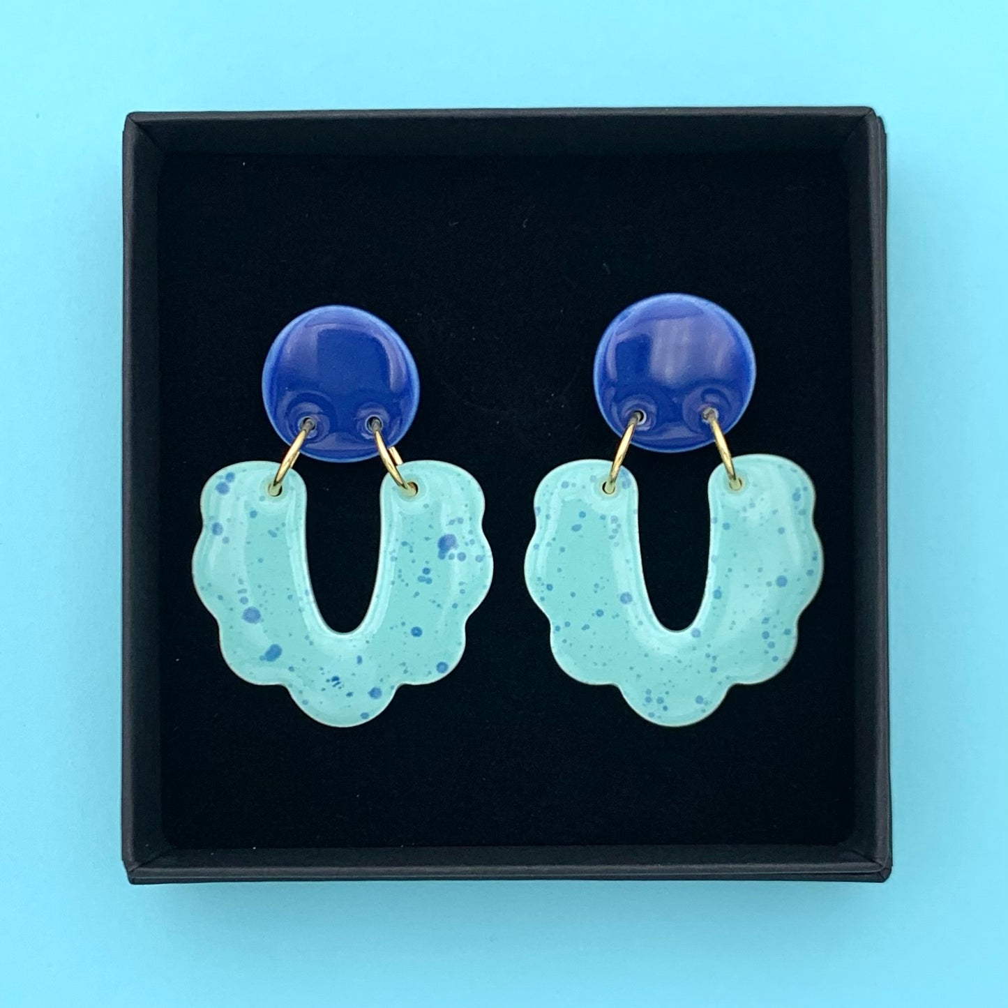 Boucles d'oreilles mouchetées U festonné, bleu klein et bleu aqua