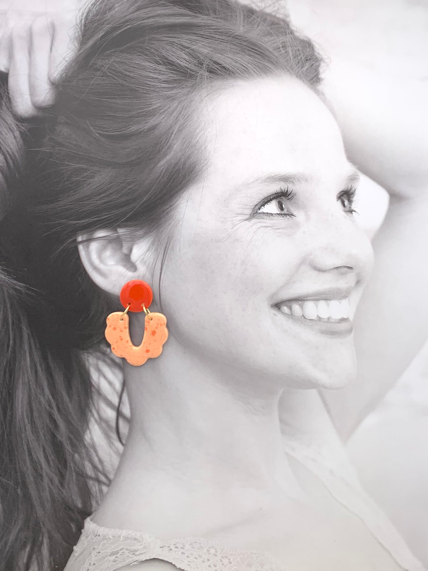 Boucles d'oreilles mouchetées U festonné, rouge orangé et abricot
