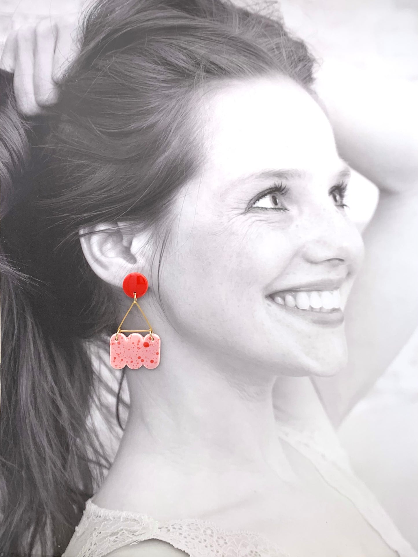 Boucles d'oreilles mouchetées nuage, rouge et rose pâle