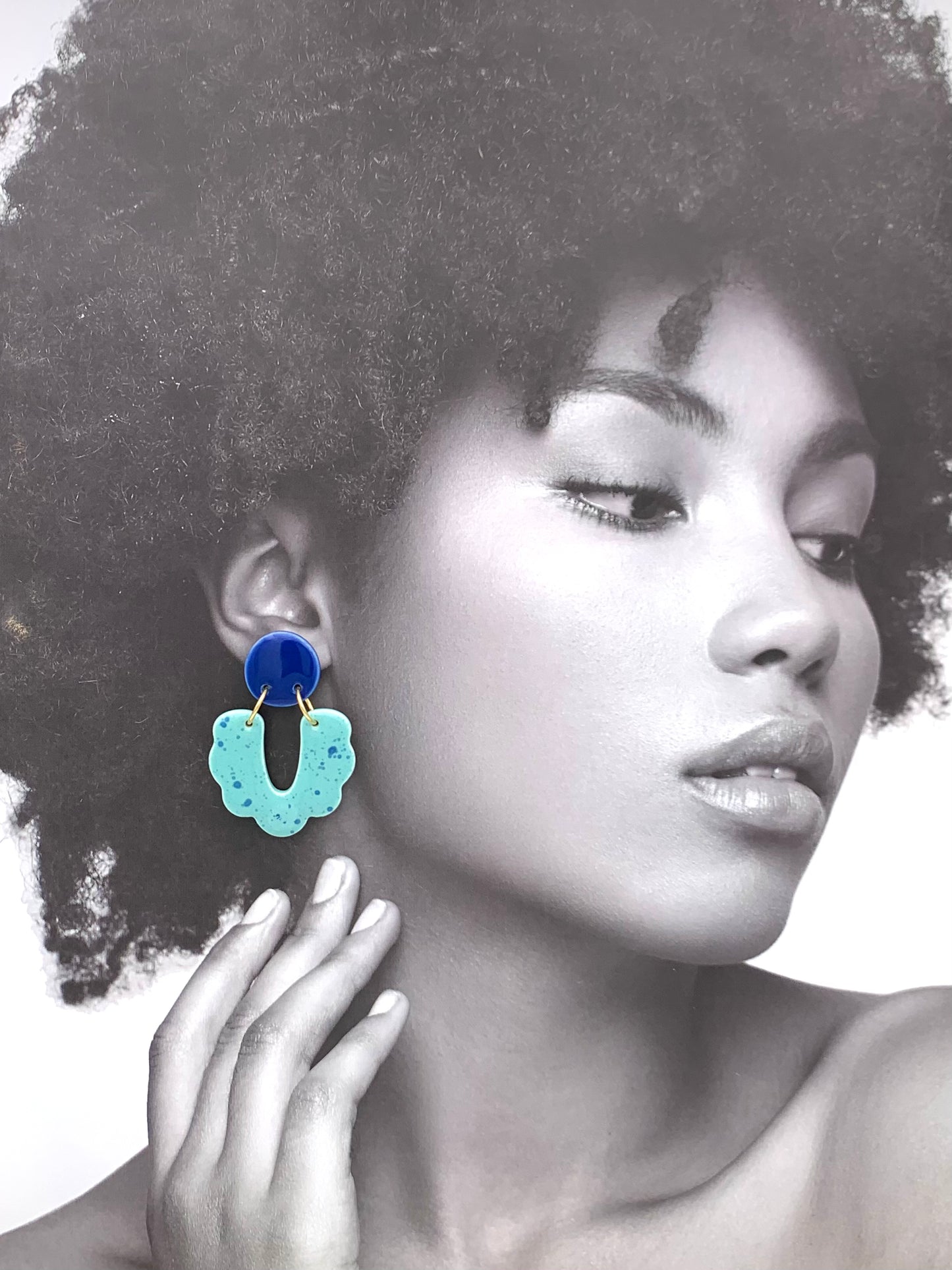 Boucles d'oreilles mouchetées U festonné, bleu klein et bleu aqua