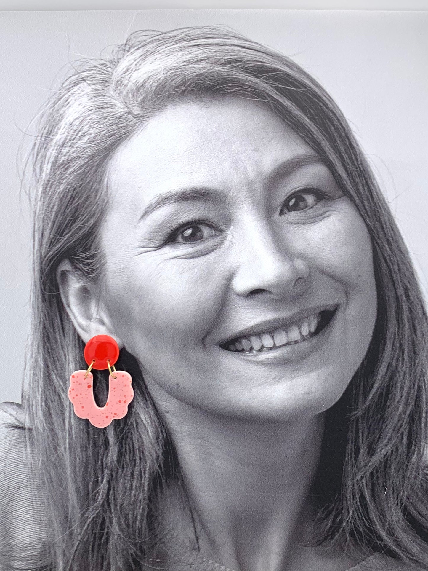 Boucles d'oreilles mouchetées U festonné, rouge et rose pâle