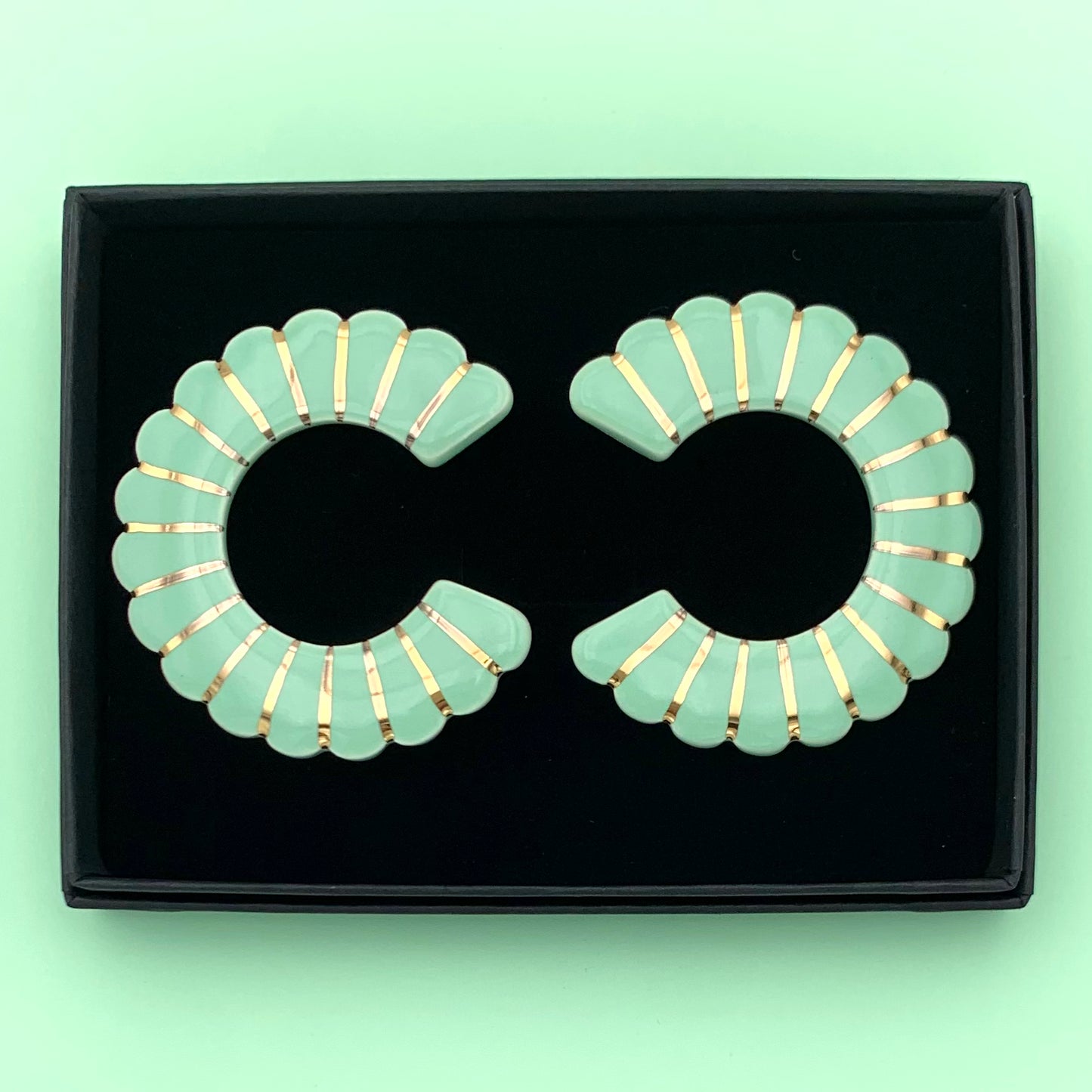 Créoles festonnées, menthe pastel et or
