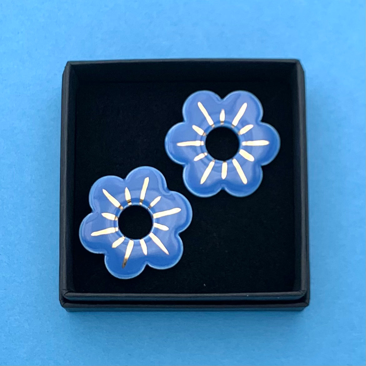Boucles d'oreilles petite fleur, bleu azur et or