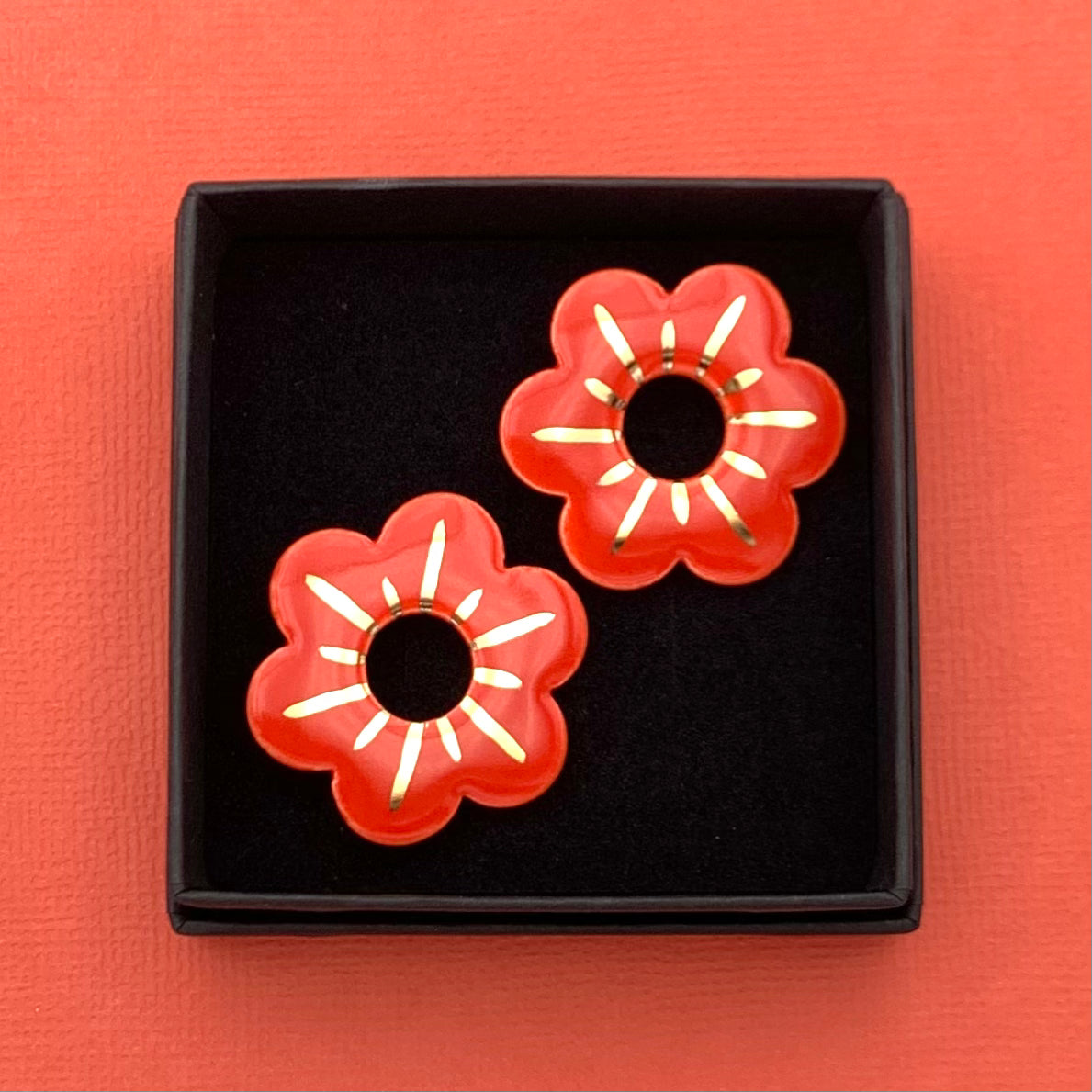 Boucles d'oreilles petite fleur, rouge et or