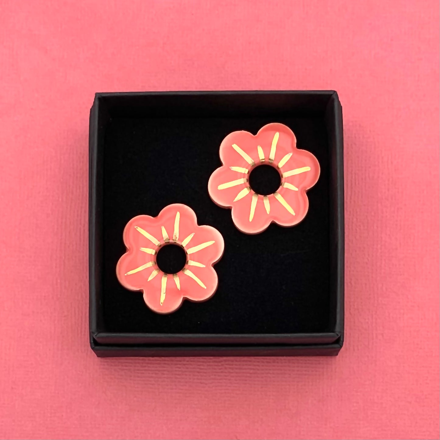 Boucles d'oreilles petite fleur, rose corail et or