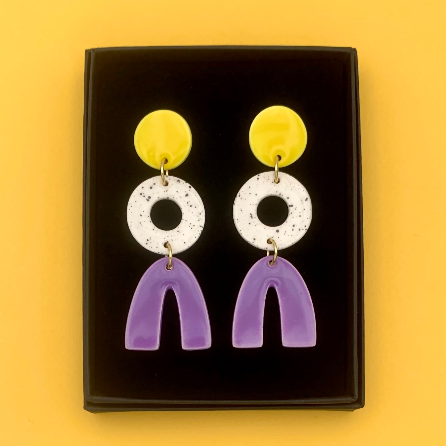 Boucles d'oreilles à pont, jaune, blanc moucheté et lilas
