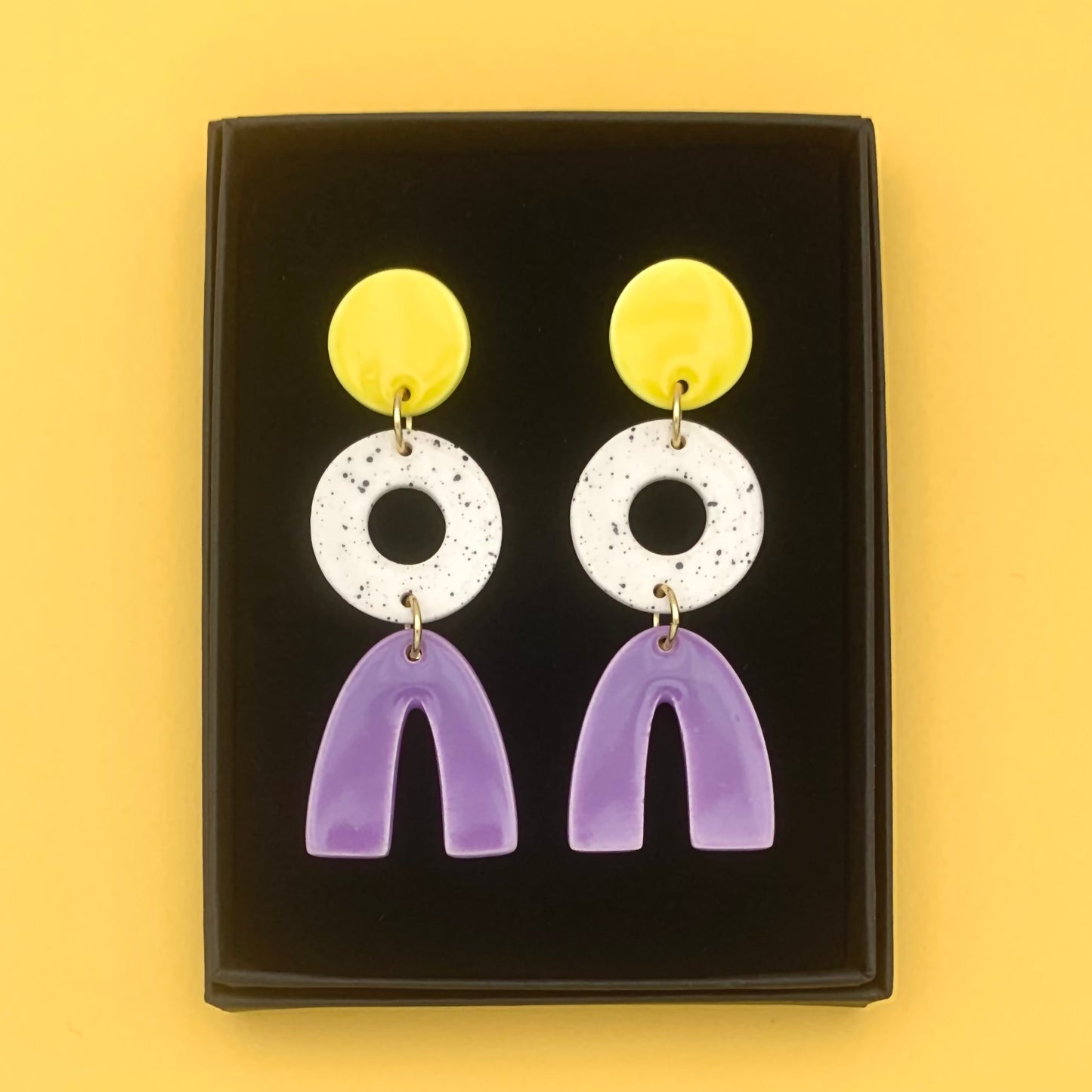 Boucles d'oreilles à pont, jaune, blanc moucheté et lilas