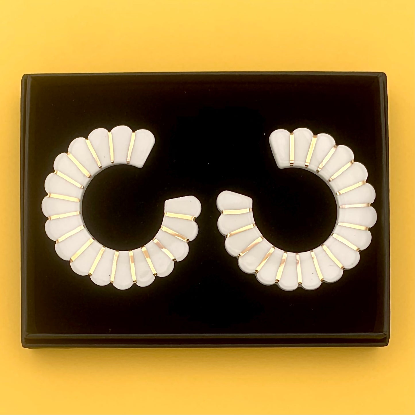 Créoles festonnées, blanc et or