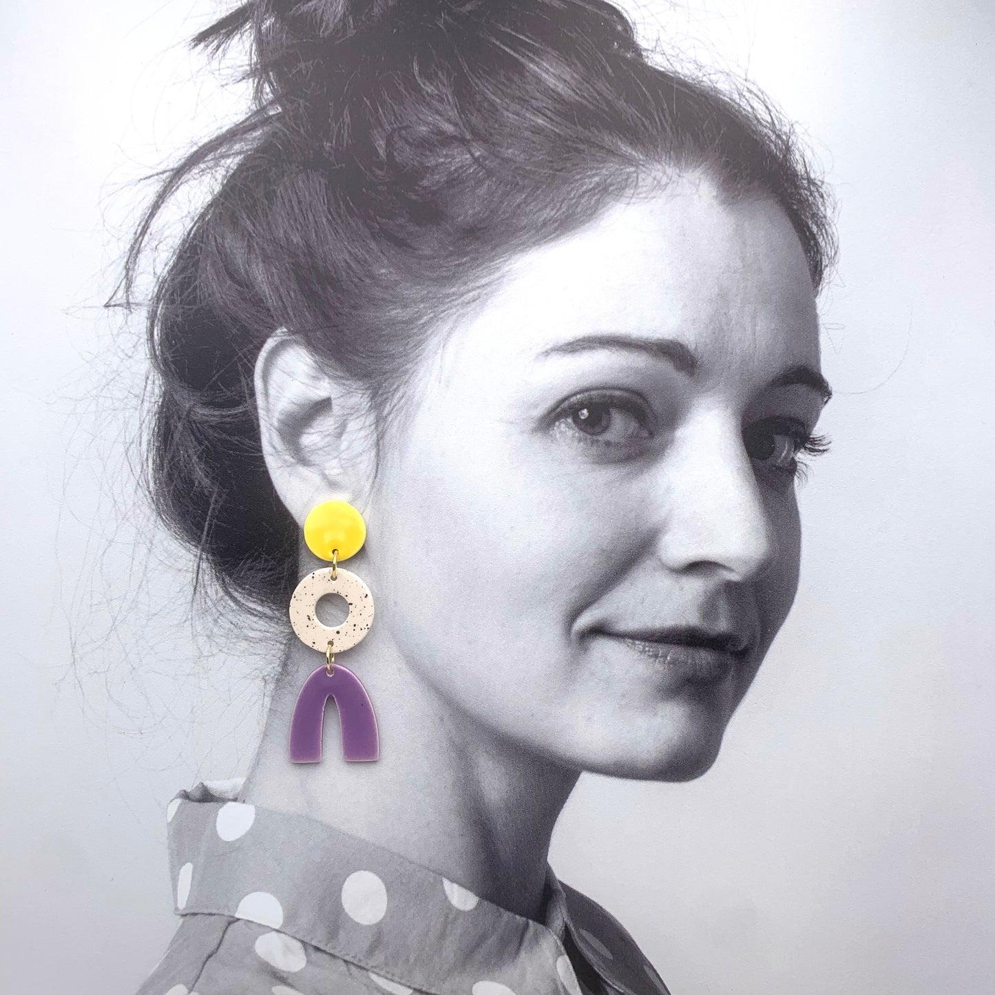 Boucles d'oreilles à pont, jaune, blanc moucheté et lilas