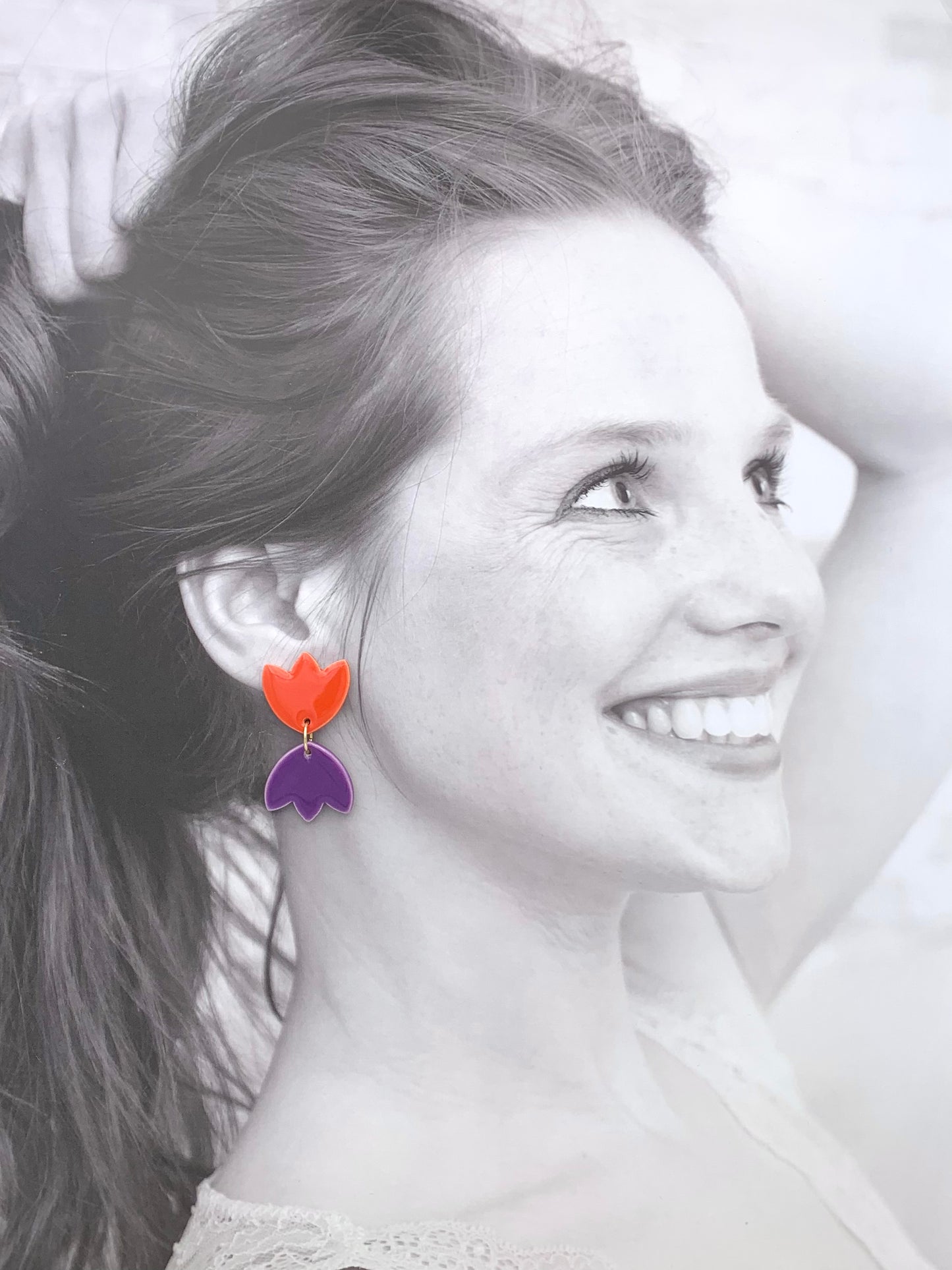 Boucles d'oreilles fleurs asymétriques, vieux rose, violet et rouge orangé