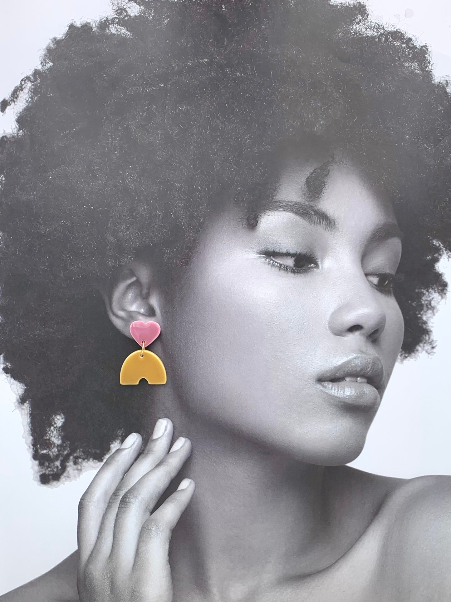 Boucles d'oreilles coeur et pont, vieux rose et jaune moutarde