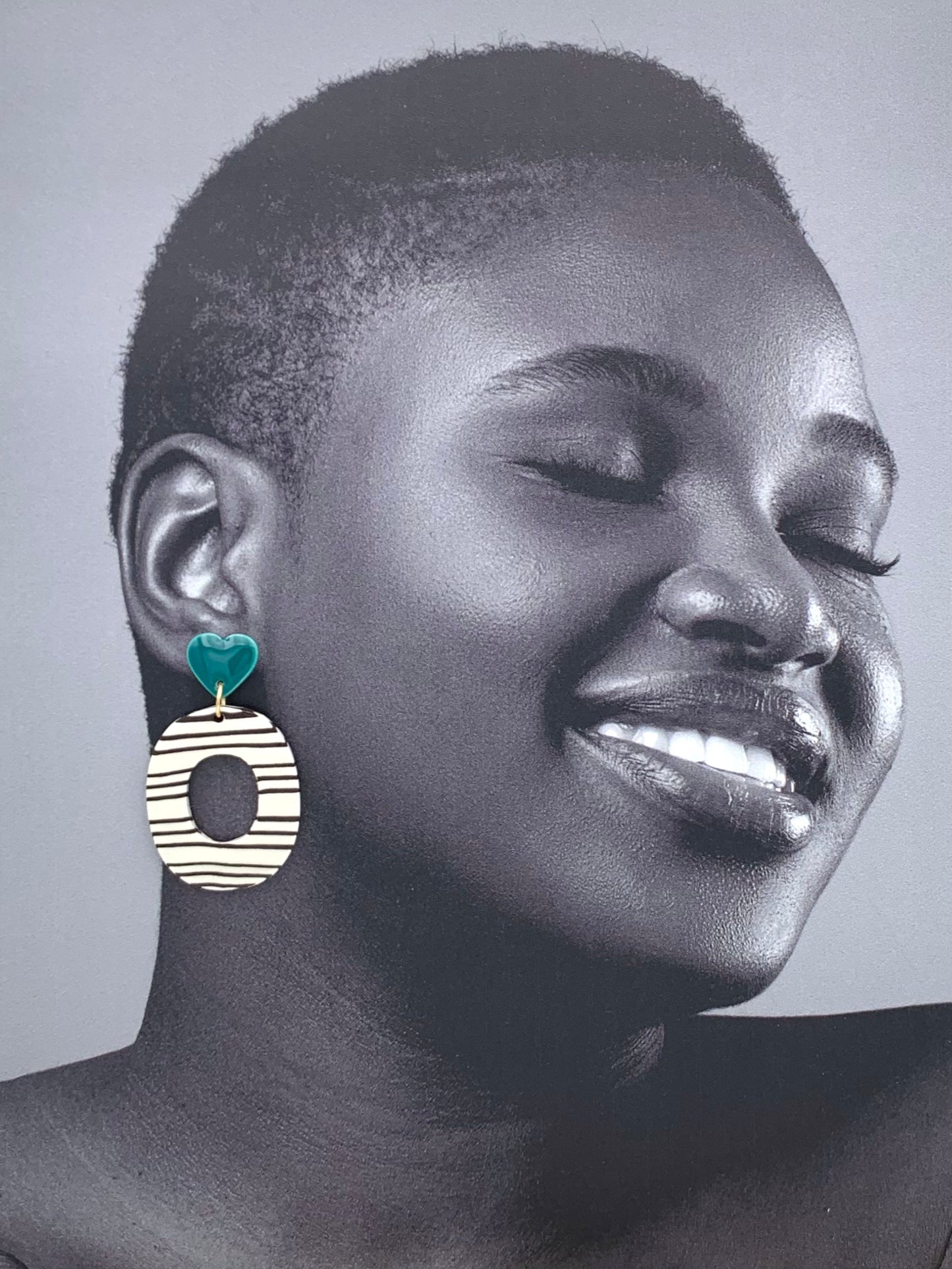 Boucles d'oreilles nerikomi coeur, rayé blanc / noir et vert-bleu