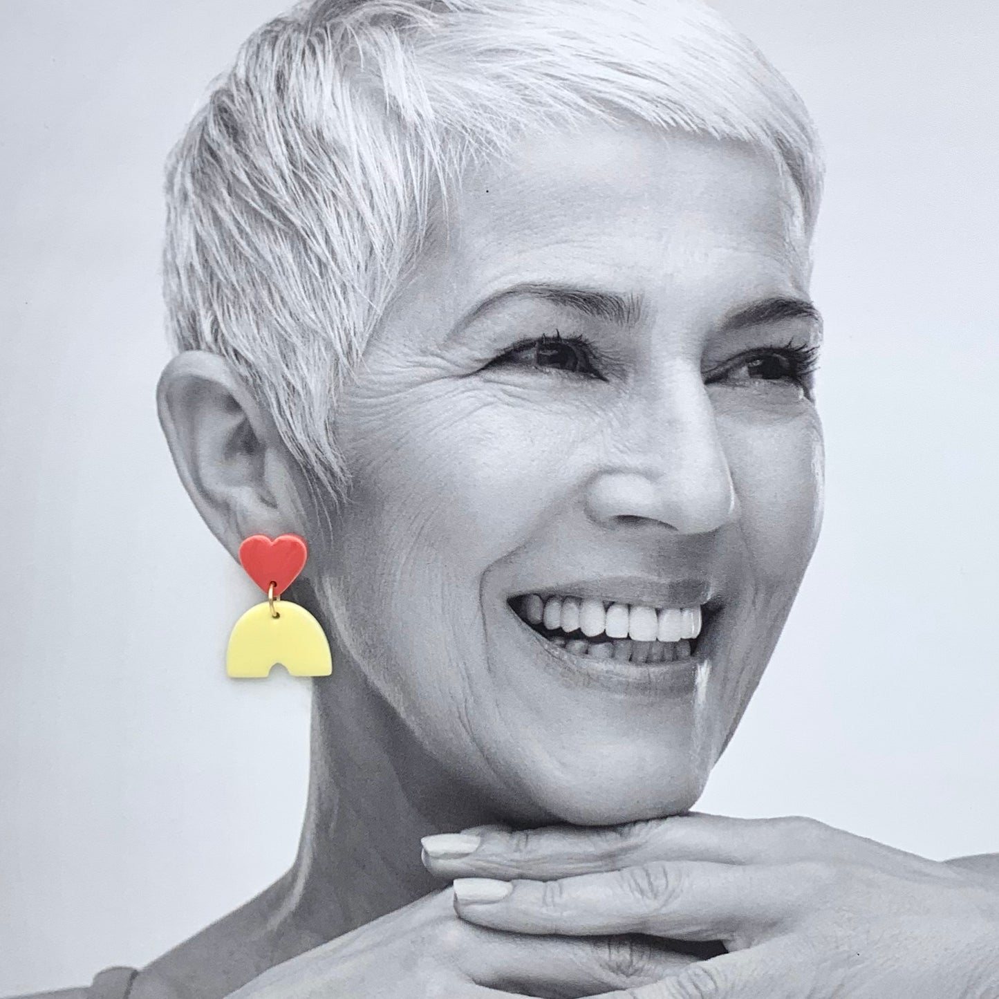 Boucles d'oreilles coeur et pont, jaune pâle et corail
