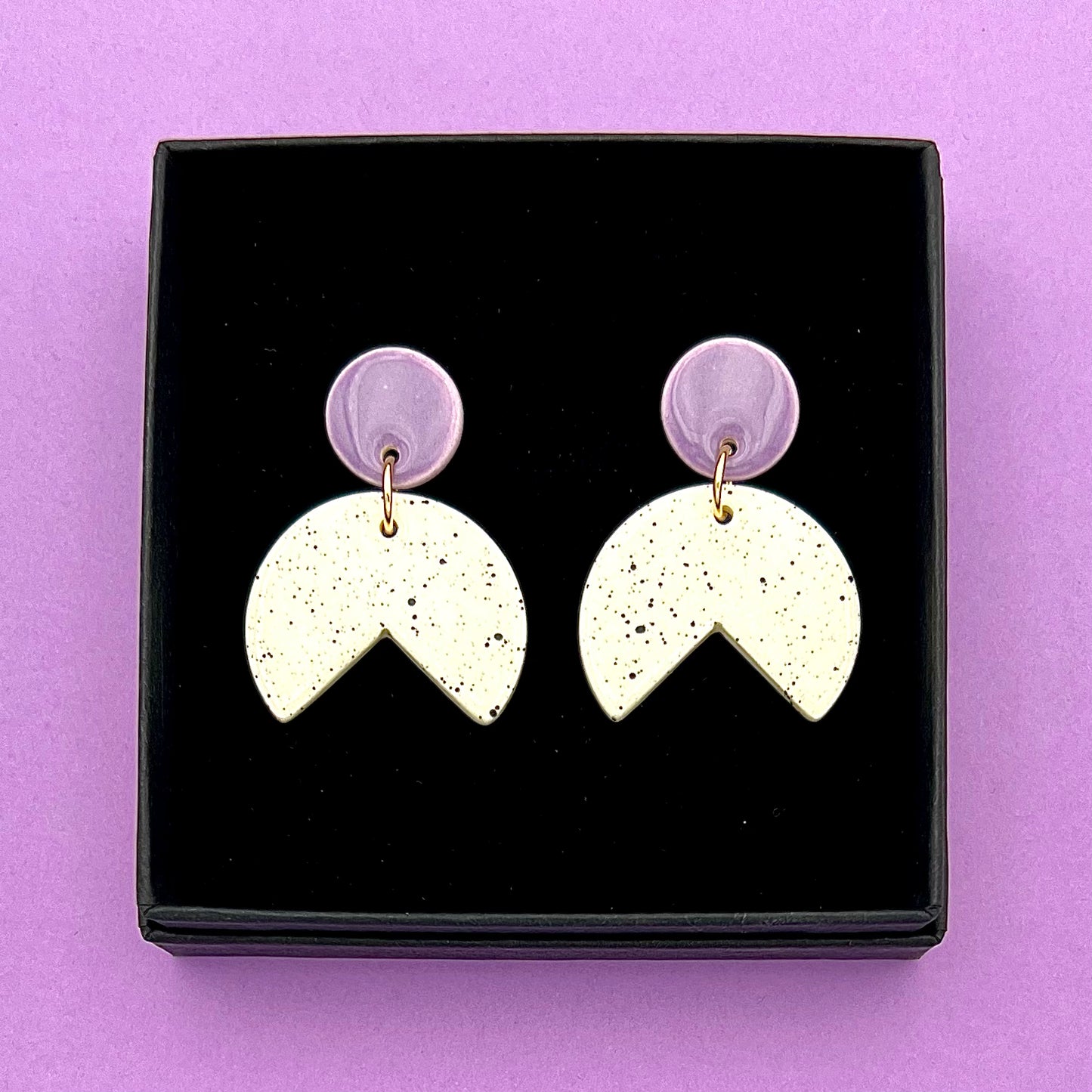 Boucles d'oreilles Pacman, lilas et blanc moucheté