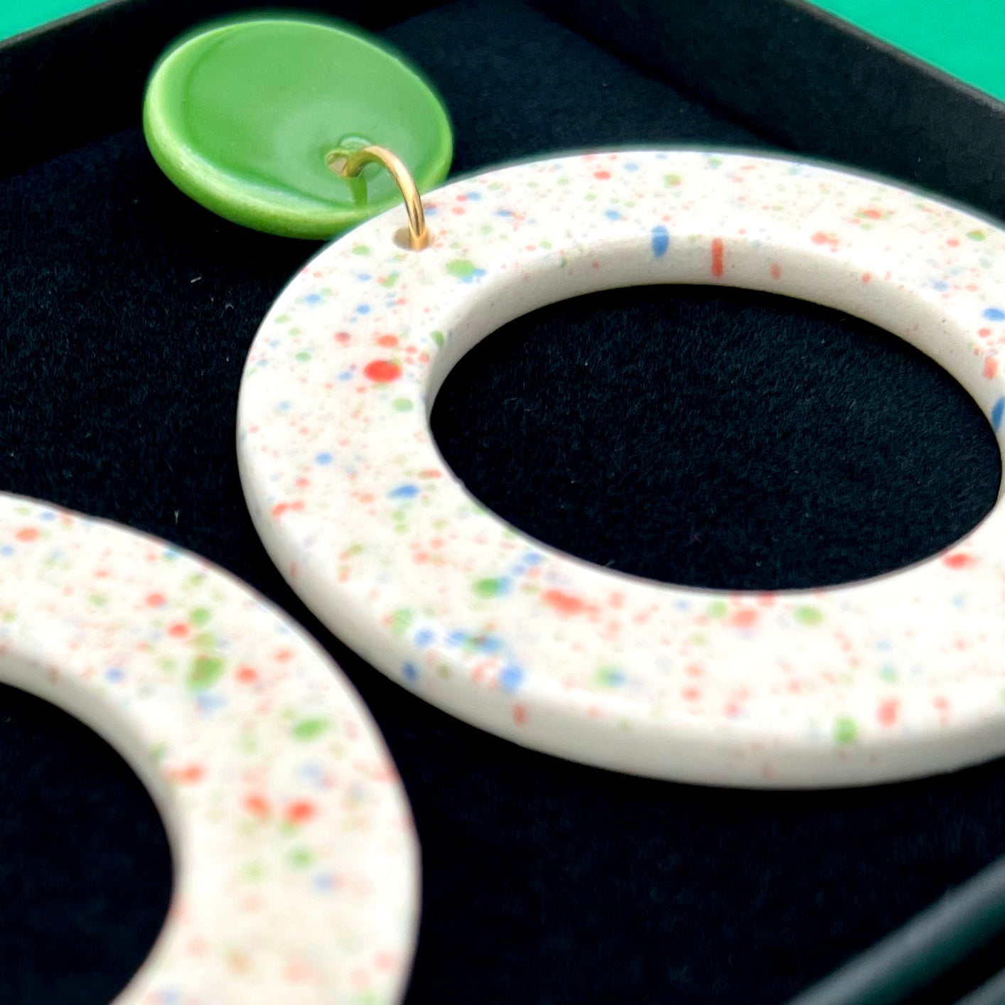 Boucles d'oreilles Assa, vert et blanc moucheté