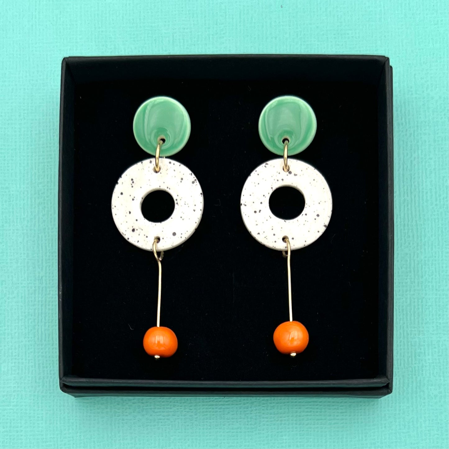 Boucles donut et perle, vert menthe, orange et blanc moucheté