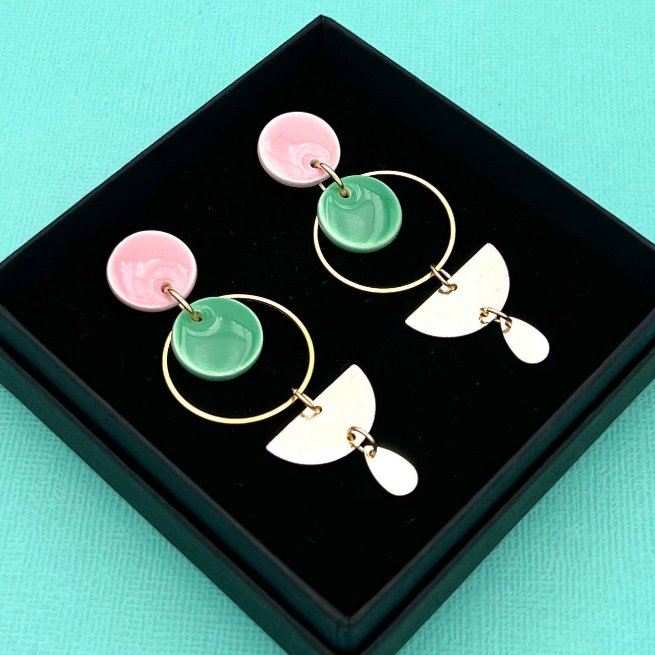 Boucles anneau demi-lune et goutte, vert menthe et rose pâle