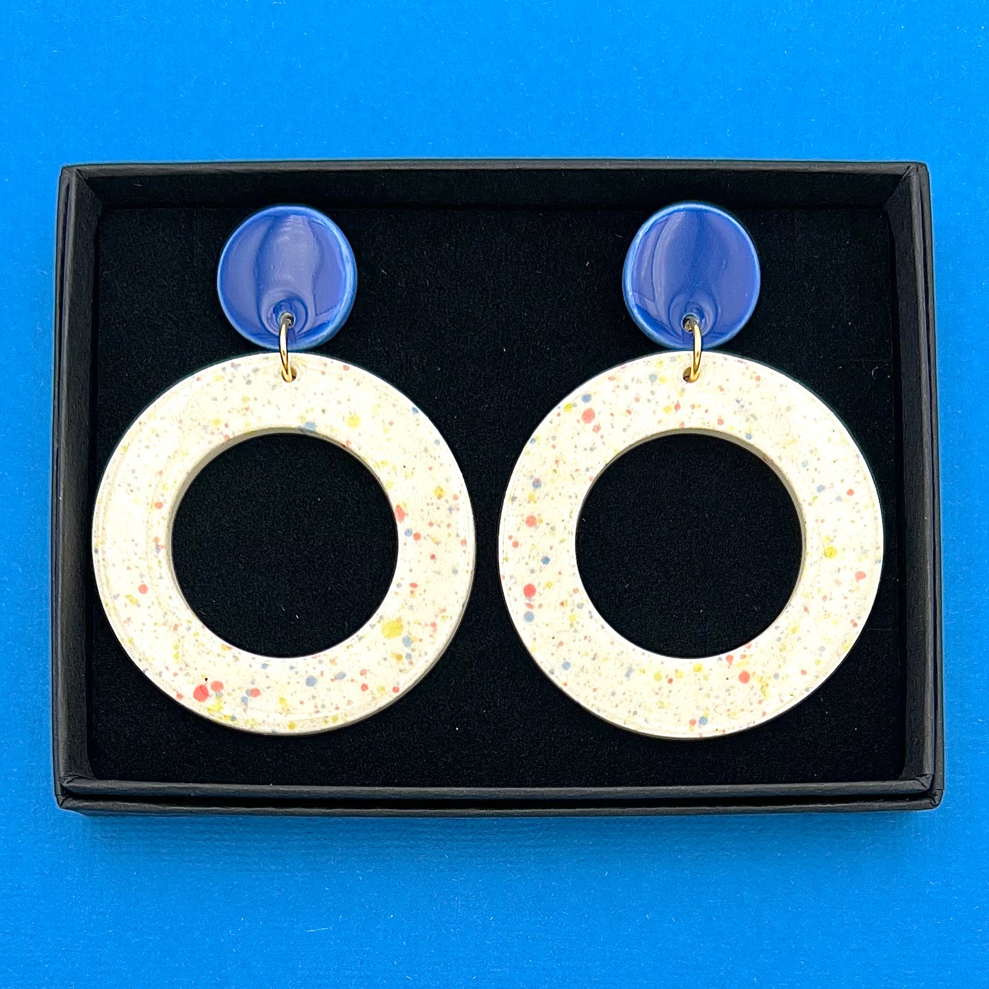 Boucles d'oreilles Assa, bleu et blanc moucheté