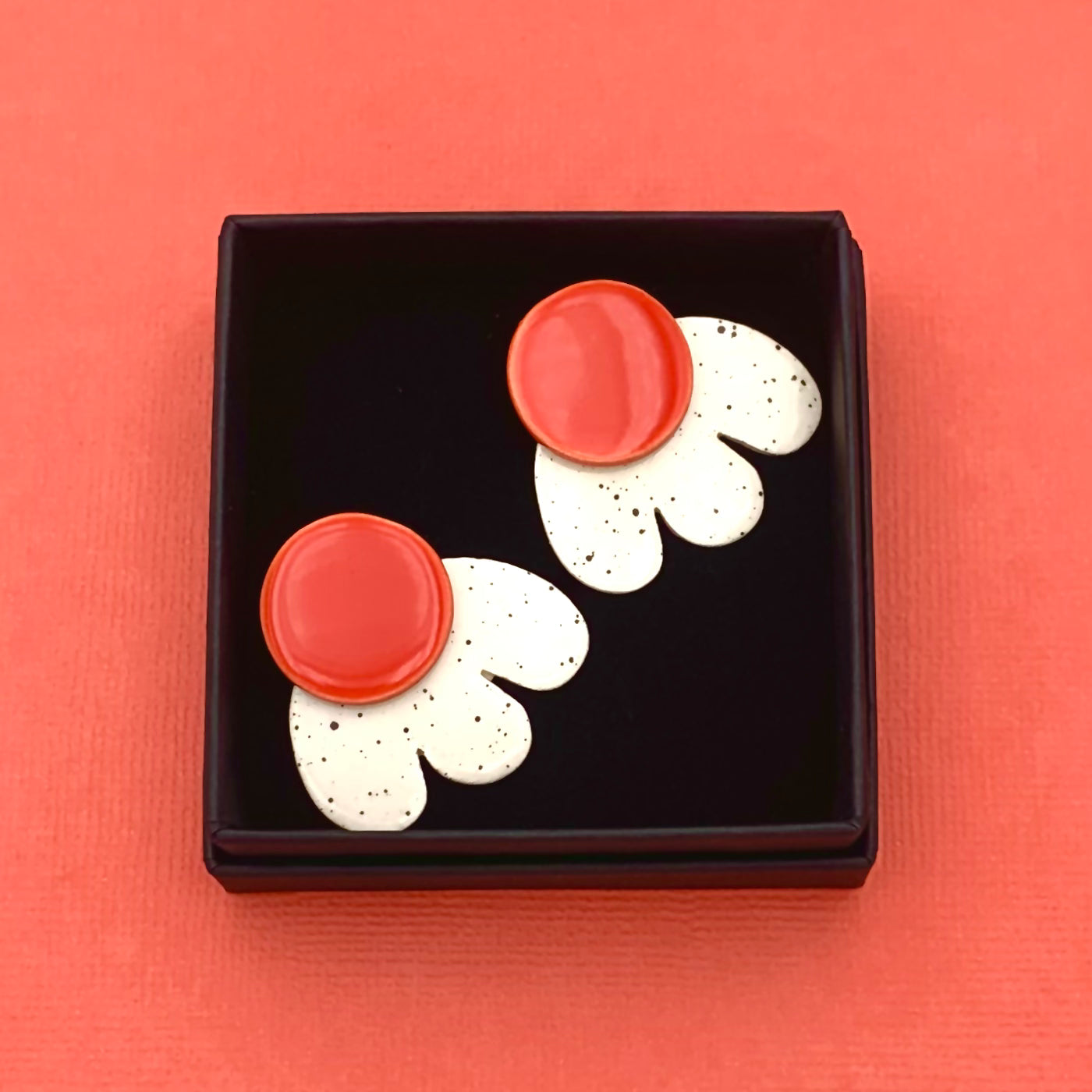 Boucles d'oreilles Pétale, rouge et blanc moucheté
