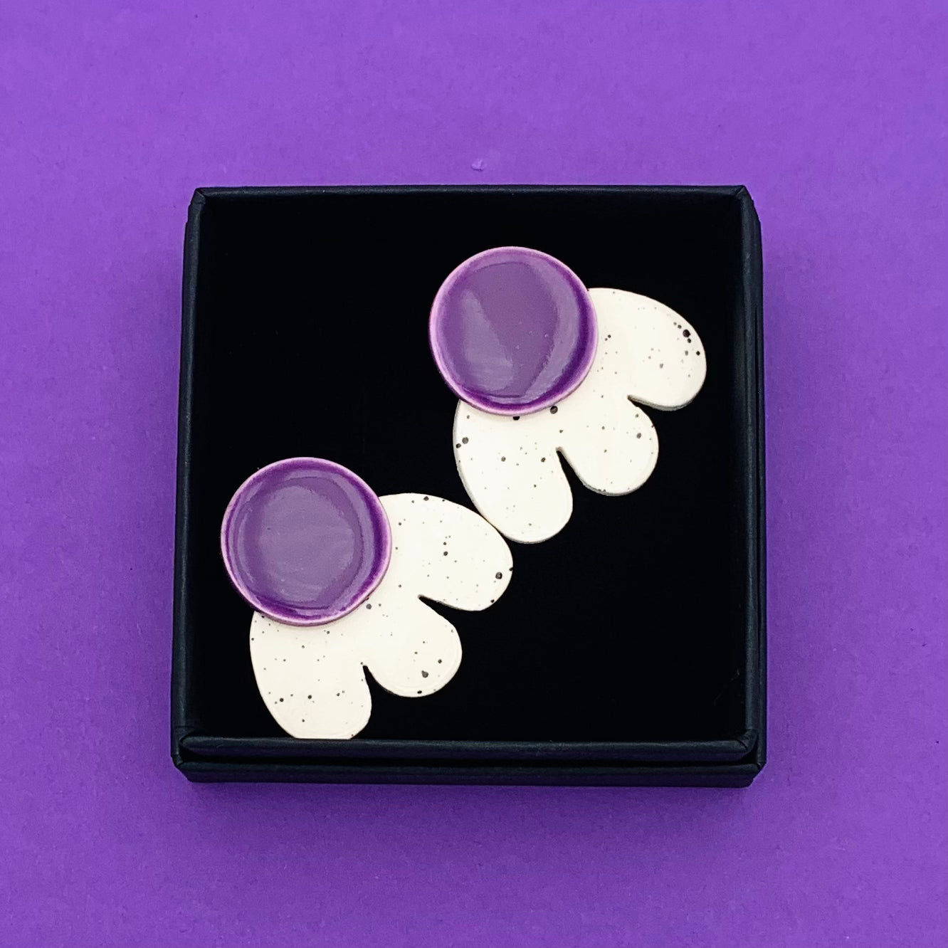 Boucles d'oreilles Pétale, violet et blanc moucheté