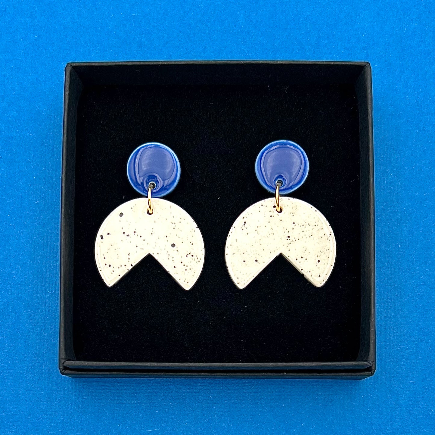 Boucles d'oreilles Pacman, bleu et blanc moucheté