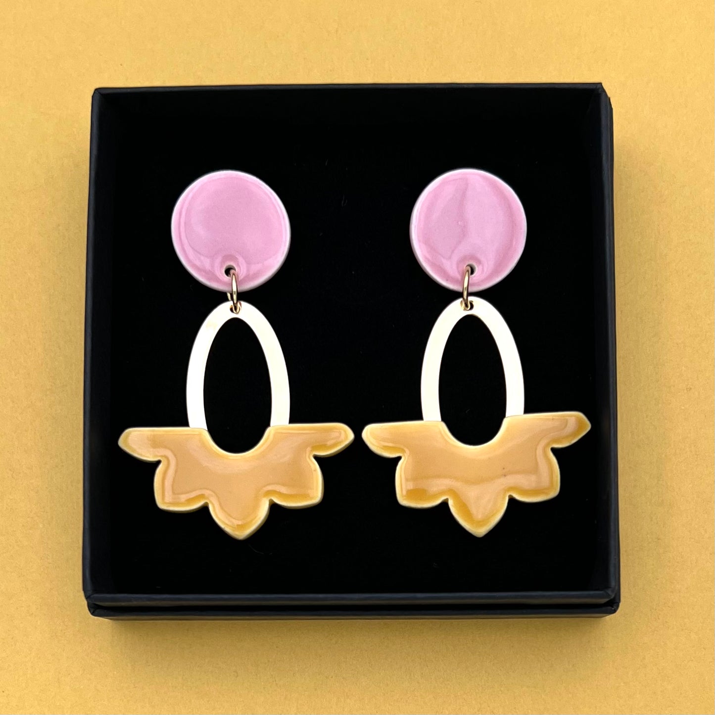 Boucles Dahlia, jaune moutarde et rose pâle