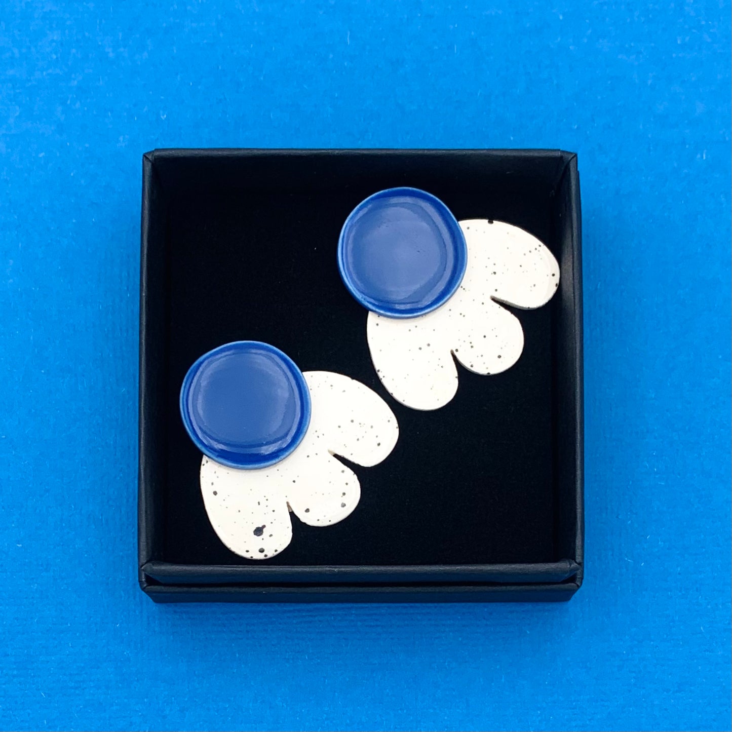Boucles d'oreilles Pétale, bleu et blanc moucheté