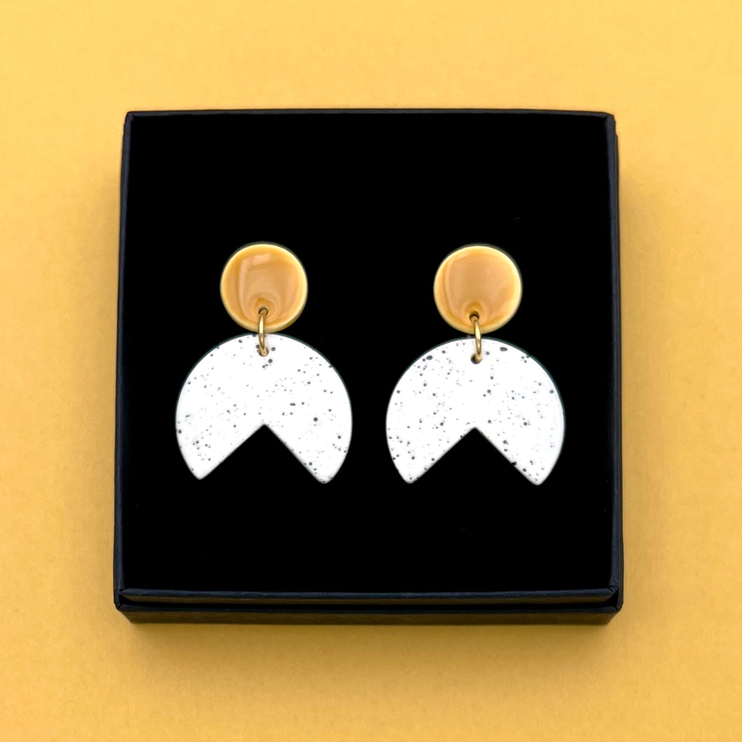 Boucles d'oreilles Pacman, jaune moutarde et blanc moucheté