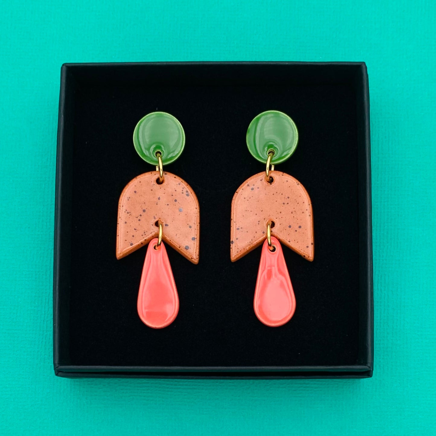 Boucles d'oreilles Capucine, vert, rose et marron moucheté