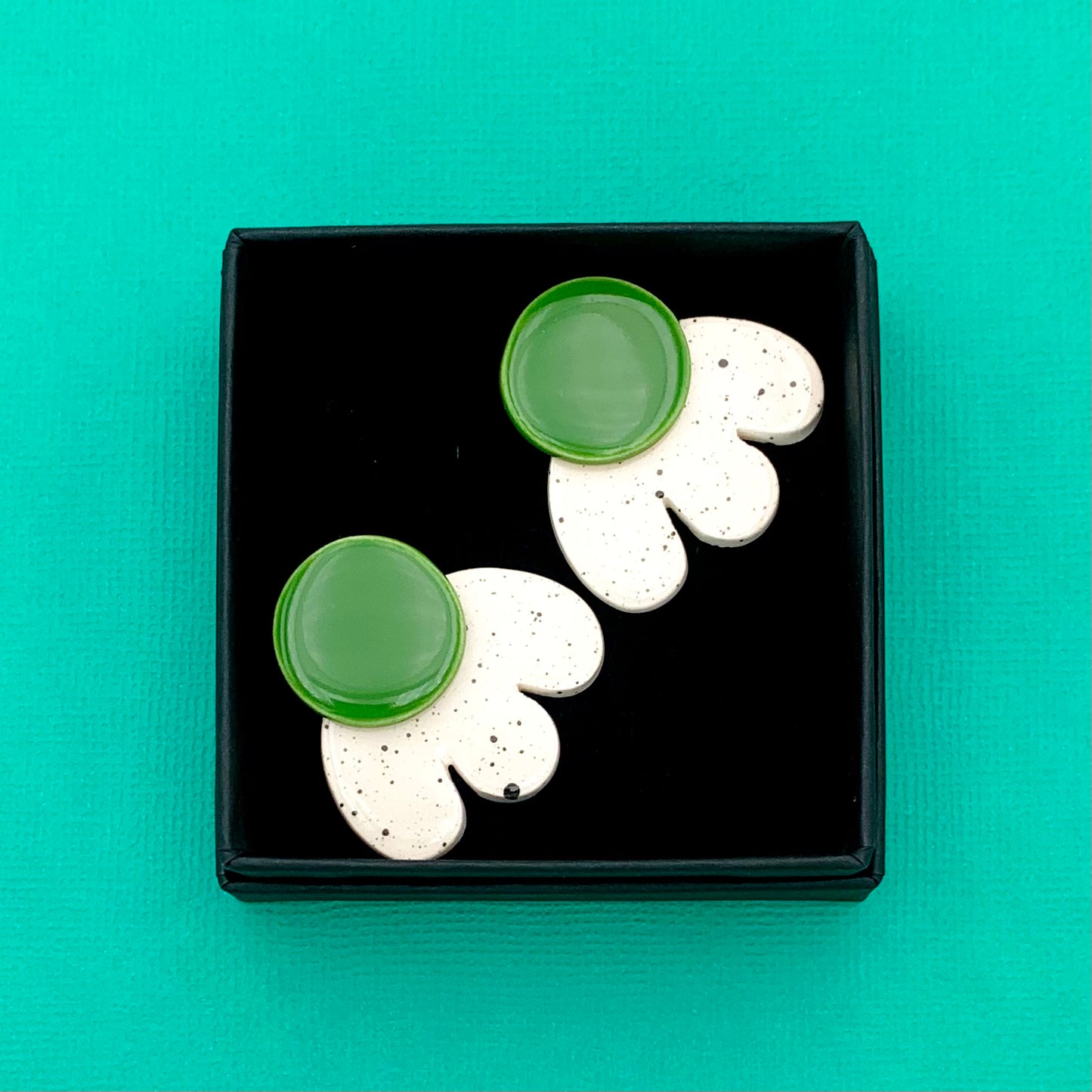 Boucles d'oreilles Pétale, vert foncé et blanc moucheté