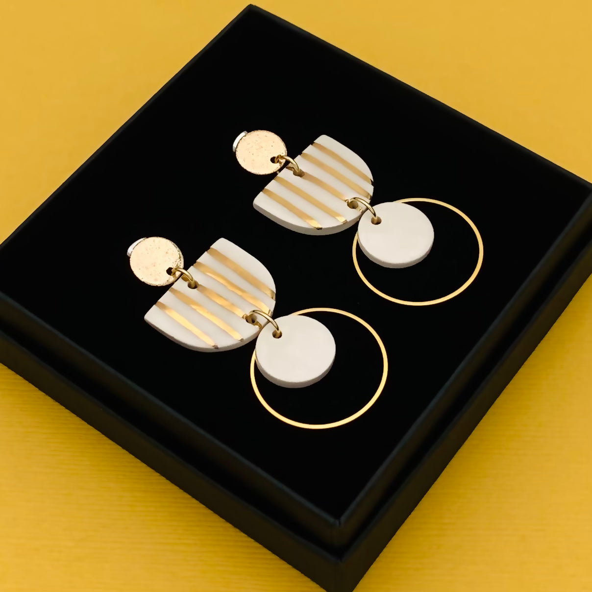 Boucles d'oreilles Chic, blanc et or