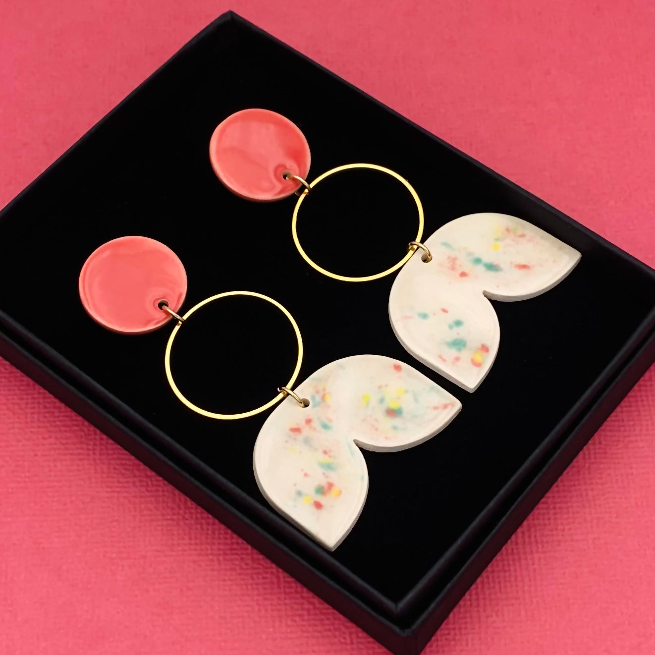 Grandes Boucles d'oreilles pendantes avec anneau, rose & blanc moucheté