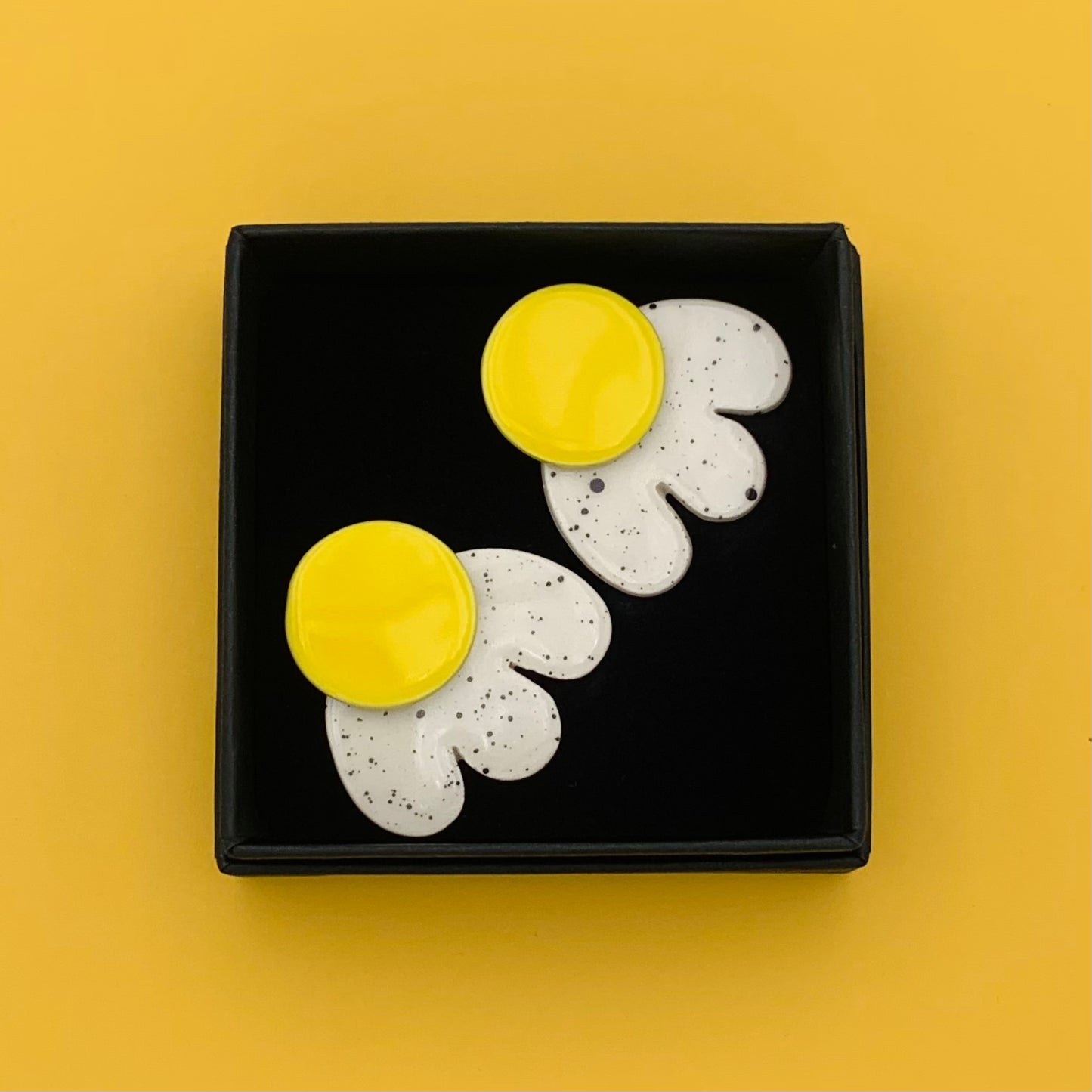 Boucles d'oreilles Pétale, jaune et blanc moucheté