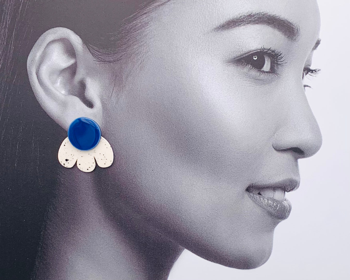 Boucles d'oreilles Pétale, bleu et blanc moucheté