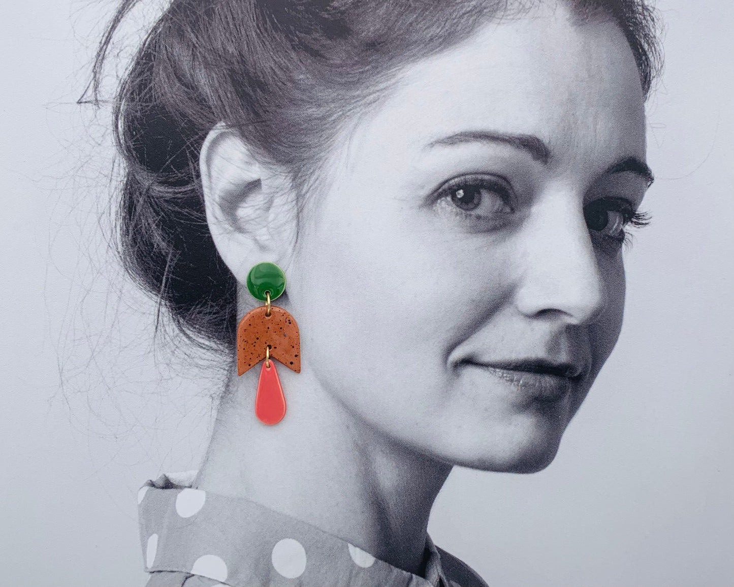Boucles d'oreilles Capucine, vert, rose et marron moucheté