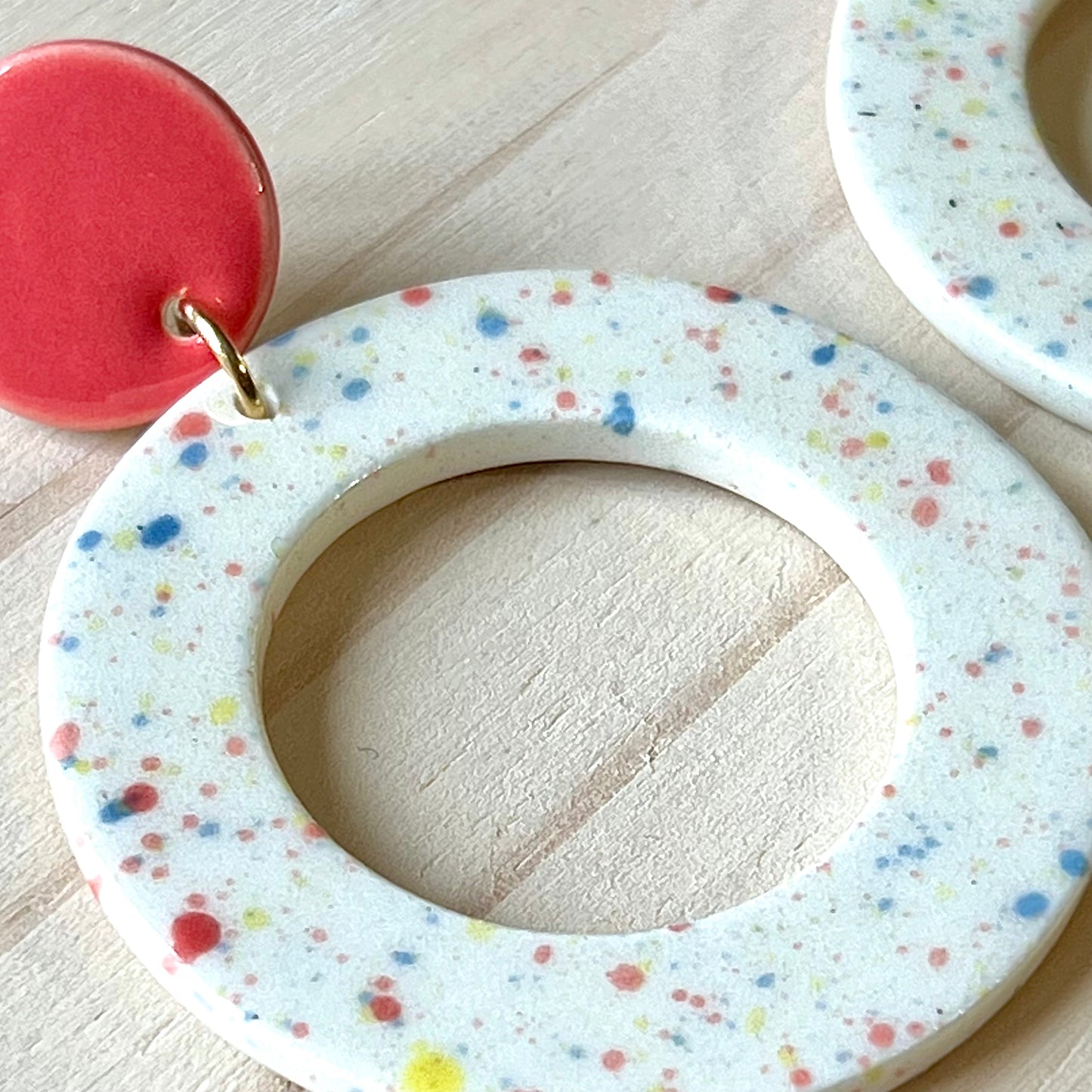 Boucles d'oreilles Assa, rose corail et blanc moucheté