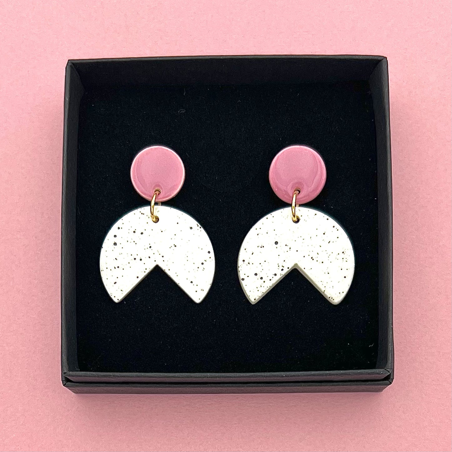 Boucles d'oreilles Pacman, vieux rose et blanc moucheté