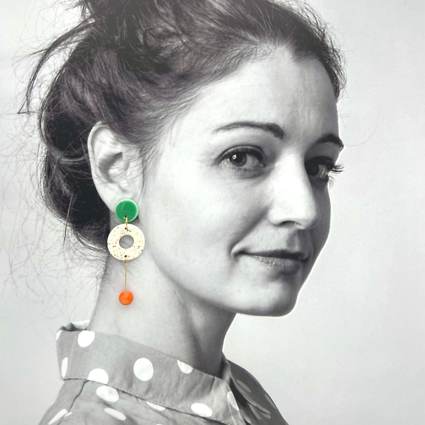 Boucles donut et perle, vert menthe, orange et blanc moucheté