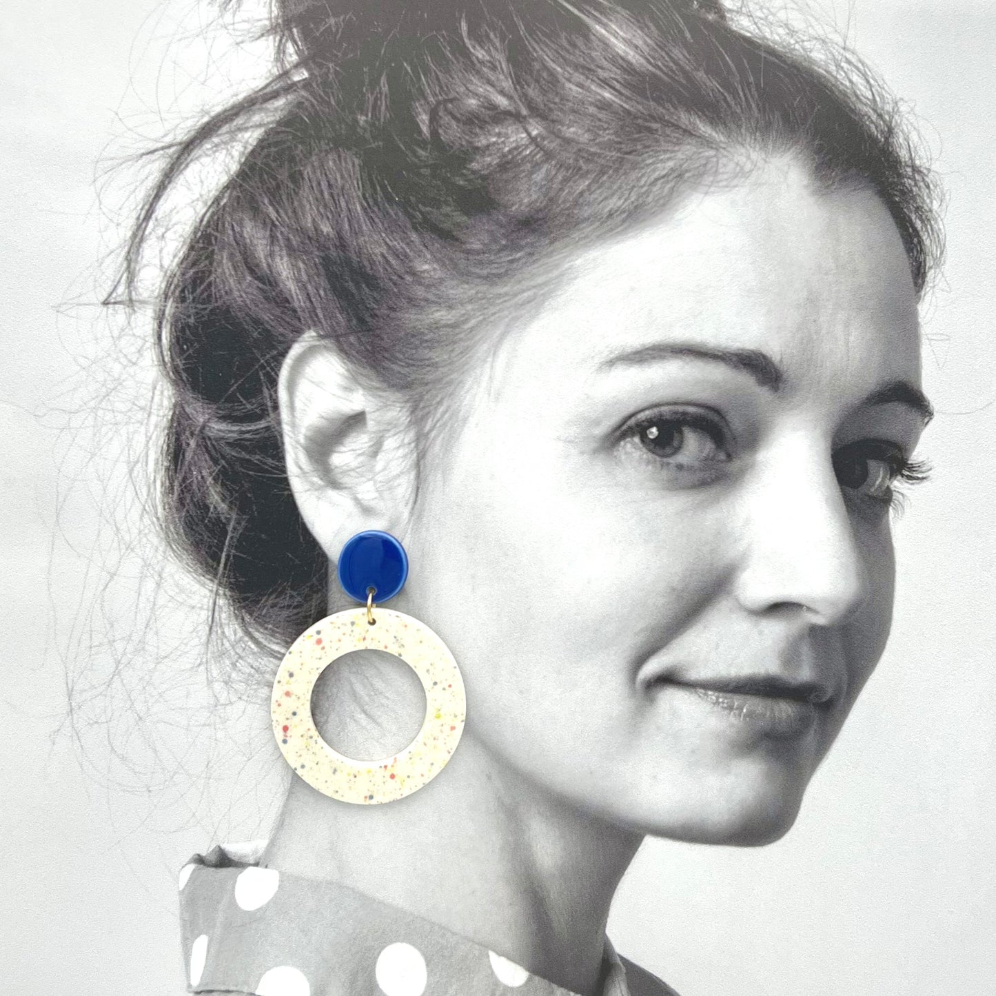 Boucles d'oreilles Assa, bleu et blanc moucheté