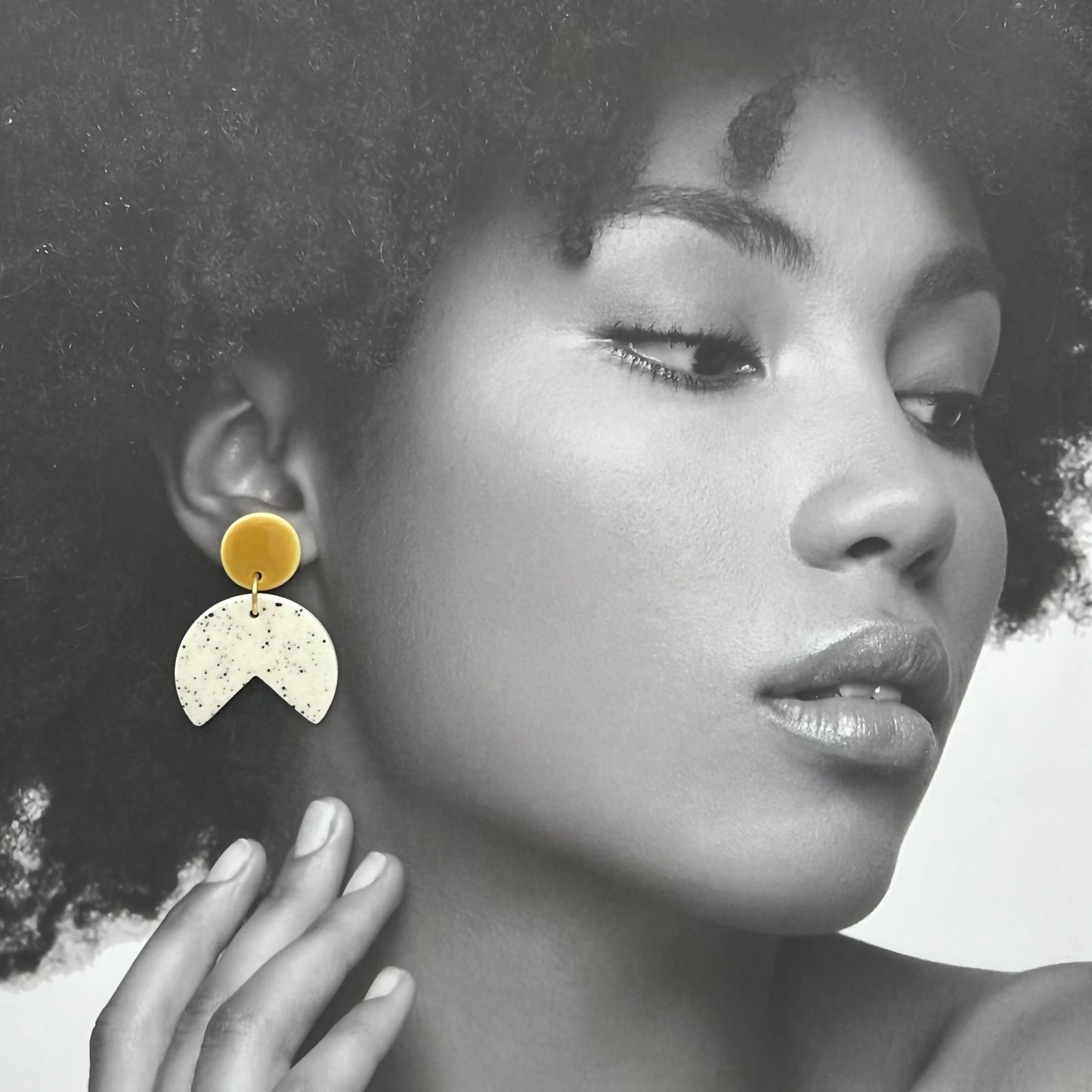 Boucles d'oreilles Pacman, jaune moutarde et blanc moucheté