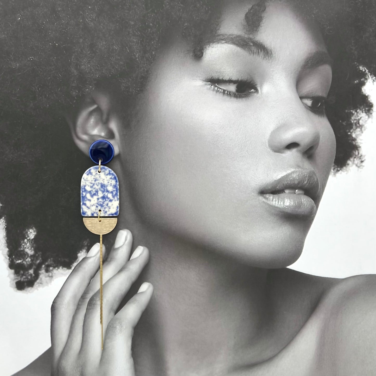 Boucles d'oreilles longues marbrées, bleu nuit, blanc et doré
