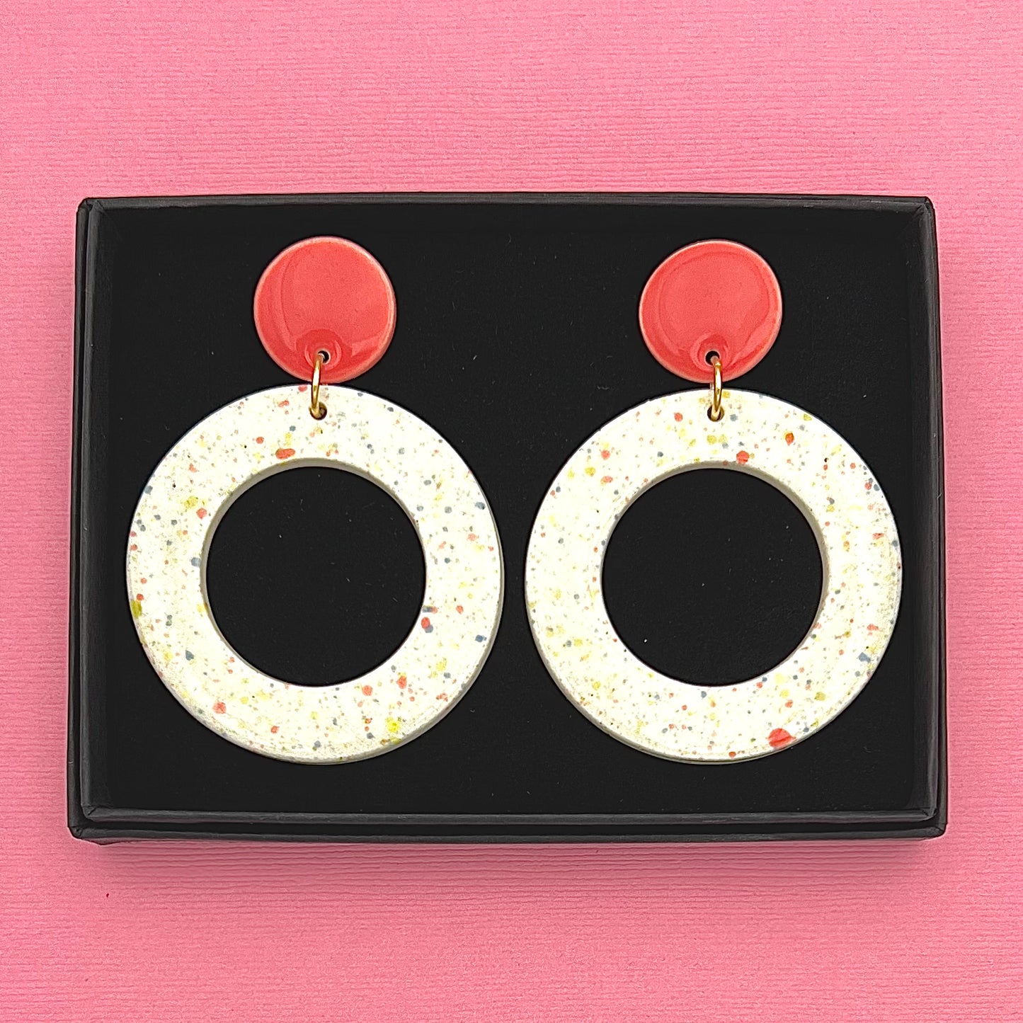 Boucles d'oreilles Assa, rose corail et blanc moucheté