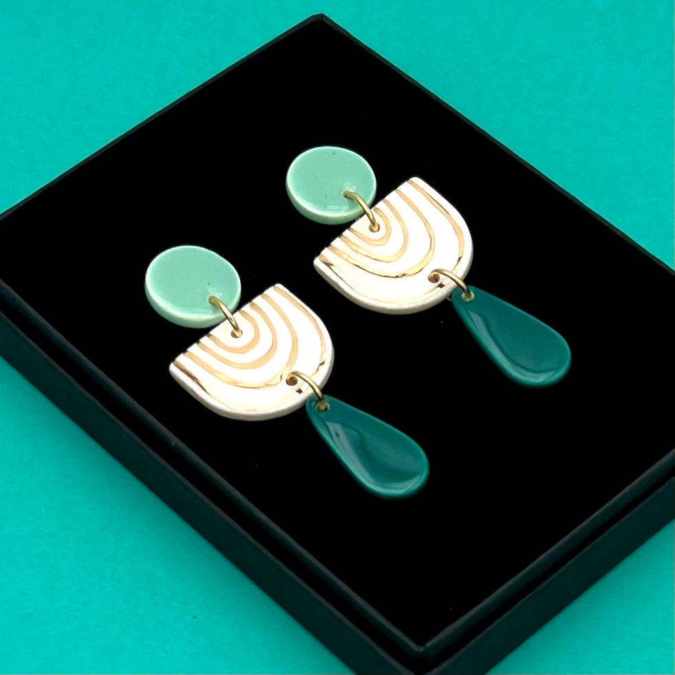 Boucles d'oreilles Ernestine, menthe clair, vert-bleu, blanc et or