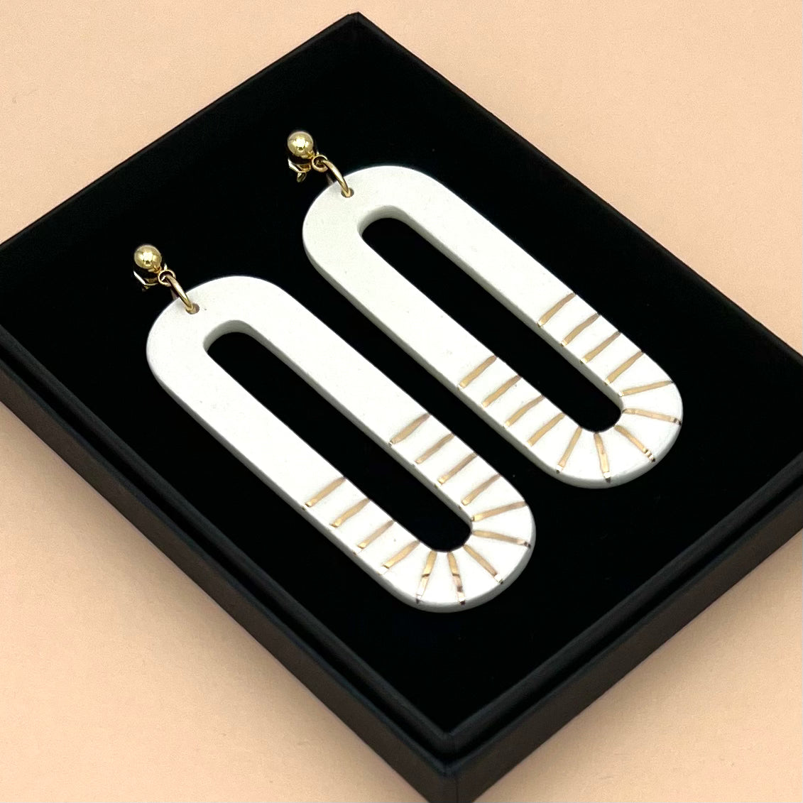 Boucles d'oreilles ovale allongé, blanc et or