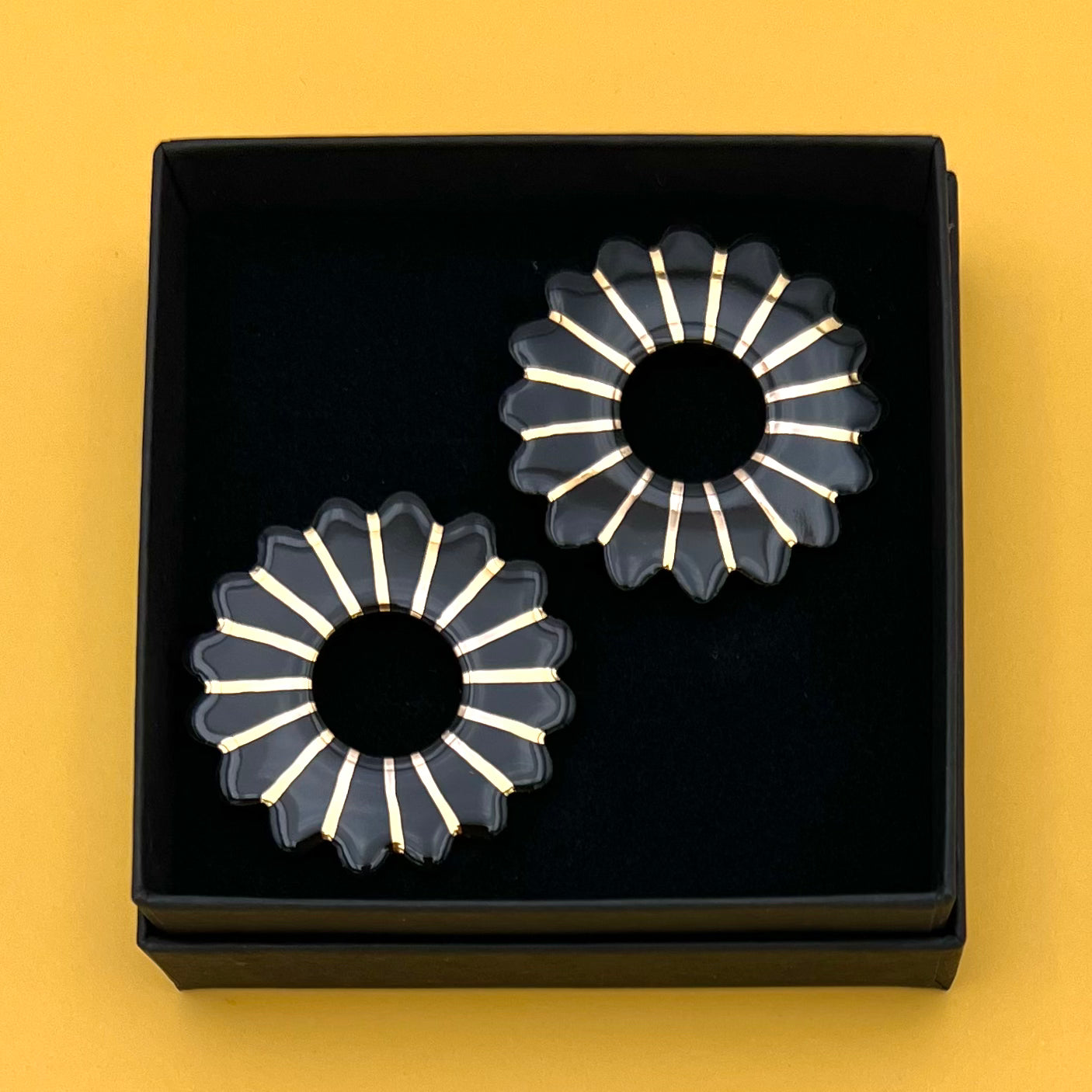 Boucles d'oreilles Marguerite, noir et or