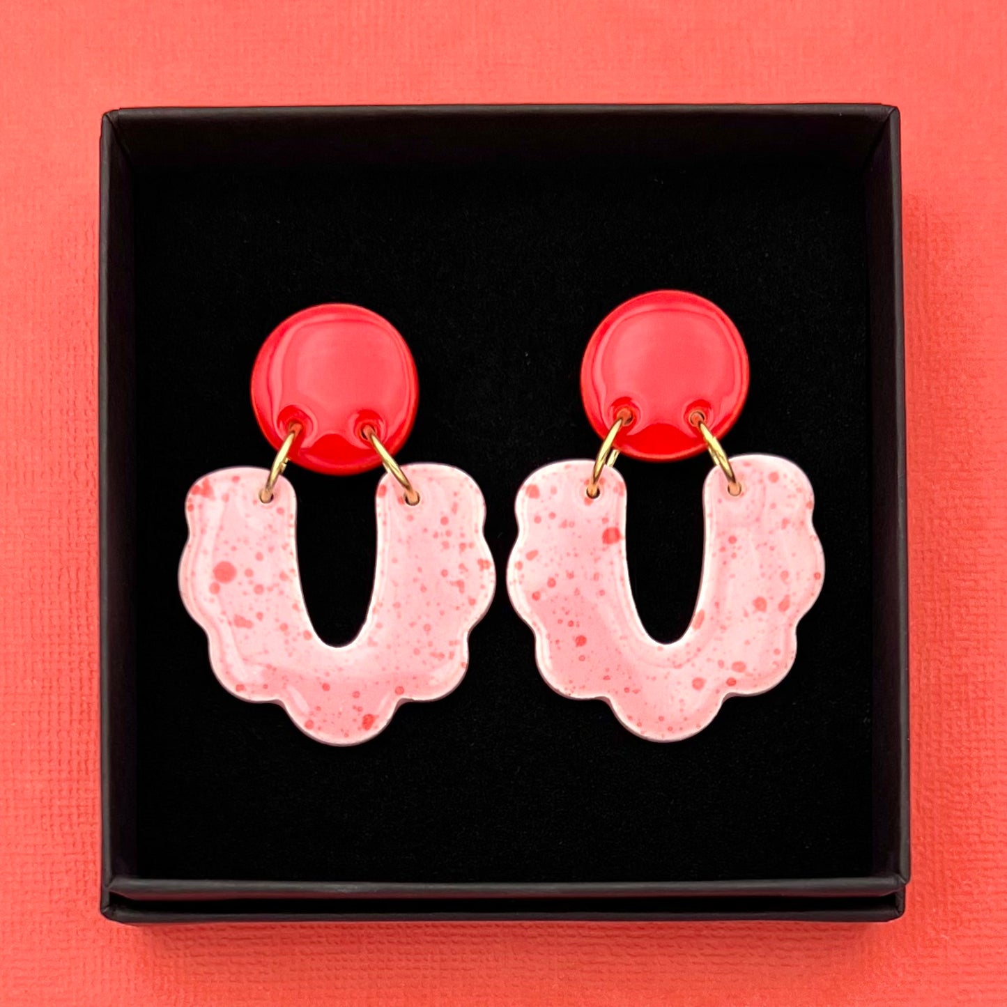Boucles d'oreilles mouchetées U festonné, rouge et rose pâle